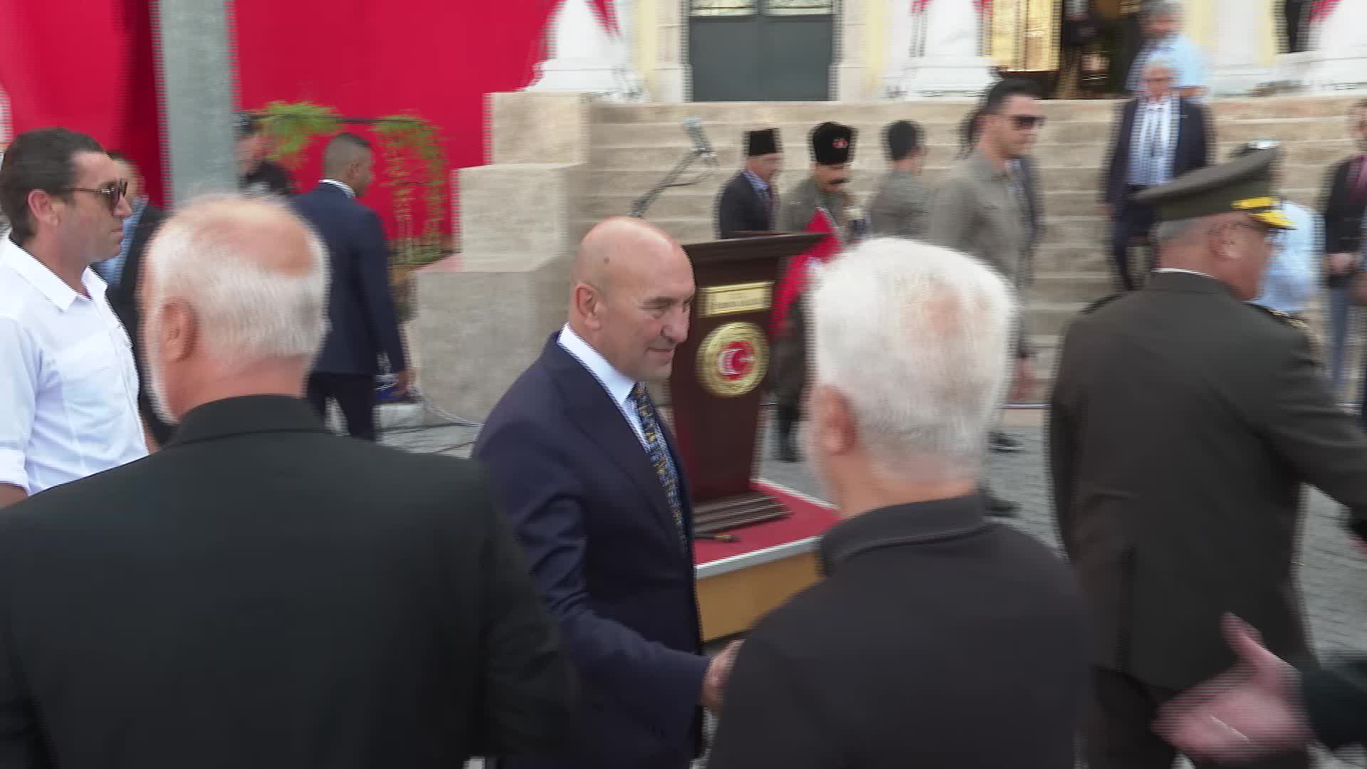 İZMİR'DEKİ KURTULUŞ TÖRENLERİNDE HÜKÜMET KONAĞI'NA TÜRK BAYRAĞI ÇEKİLDİ