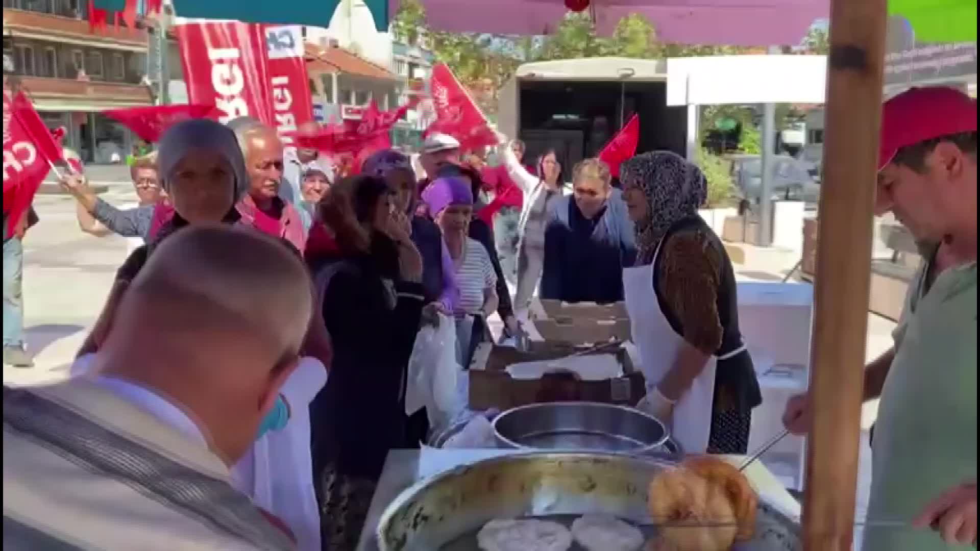 CHP BALIKESİR SINDIRGI İLÇE ÖRGÜTÜ, KURULUŞUN 99. YILI İÇİN LOKMA DAĞITTI
