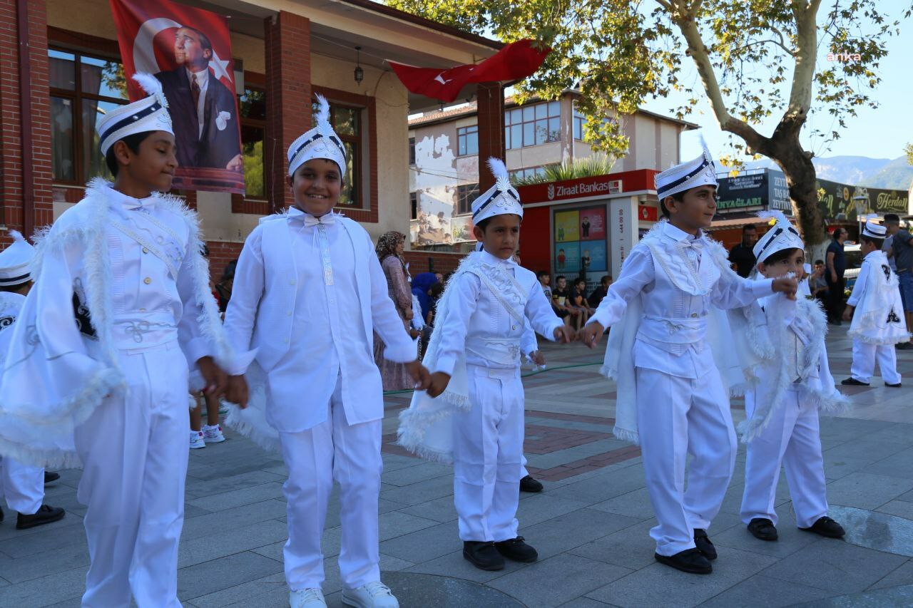 EDREMİT BELEDİYESİ’NDEN TOPLU SÜNNET TÖRENİ