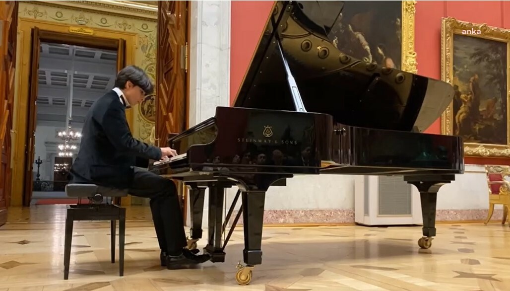 15 YAŞINDAKİ PİYANİST CAN SARAÇ, ST. PETERSBURG VE MOSKOVA'DA SOLO KONSER VERDİ