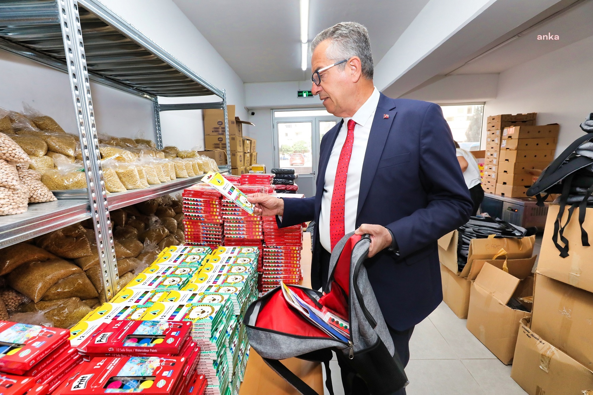 GAZİEMİR BELEDİYESİ'NDEN ÖĞRENCİLERE KIRTASİYE DESTEĞİ