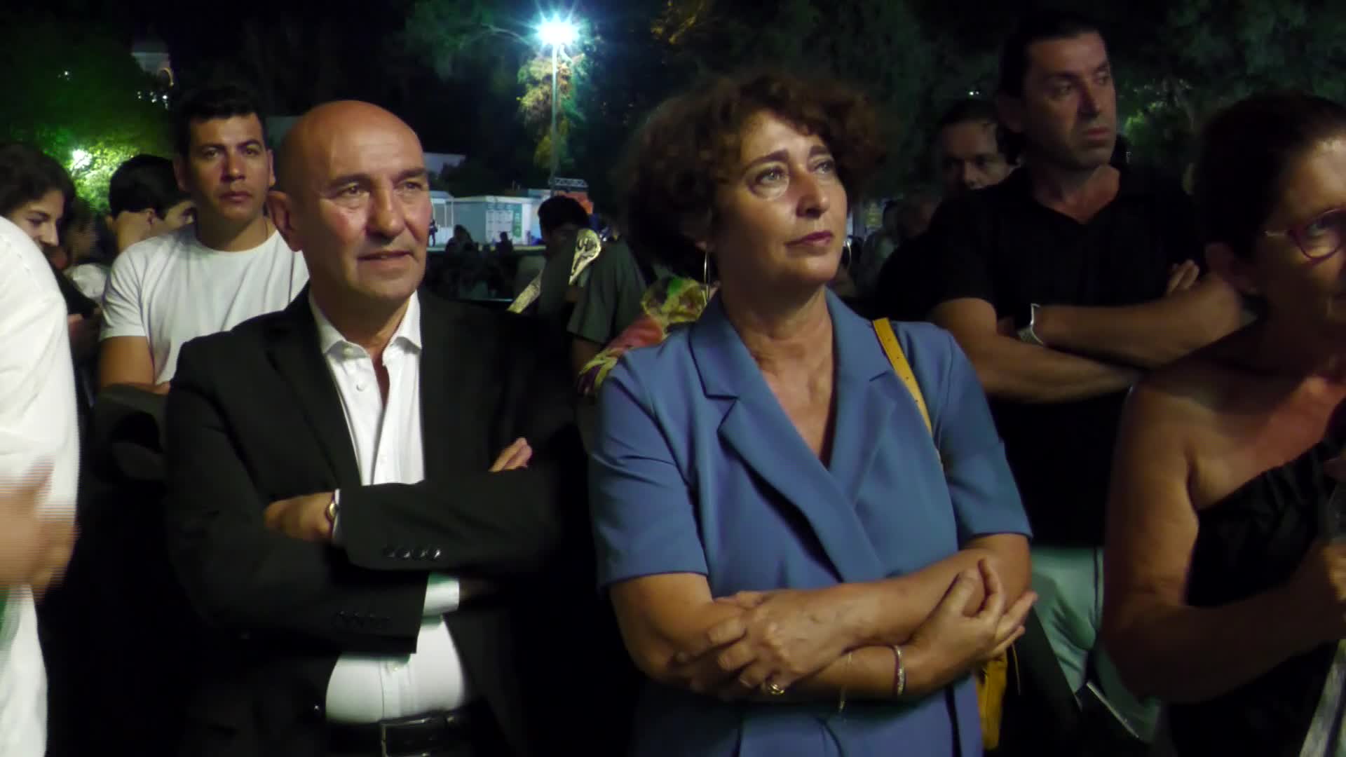 İZMİR'İN KURTULUŞUNUN 100'ÜNCÜ YILINA ÖZEL "İZMİR TÜRKÜLERİ" ALBÜMÜ ÇIKTI. BAŞKAN SOYER, SANATÇILARLA BİRLİKTE İZMİR MARŞI'NA EŞLİK ETTİ