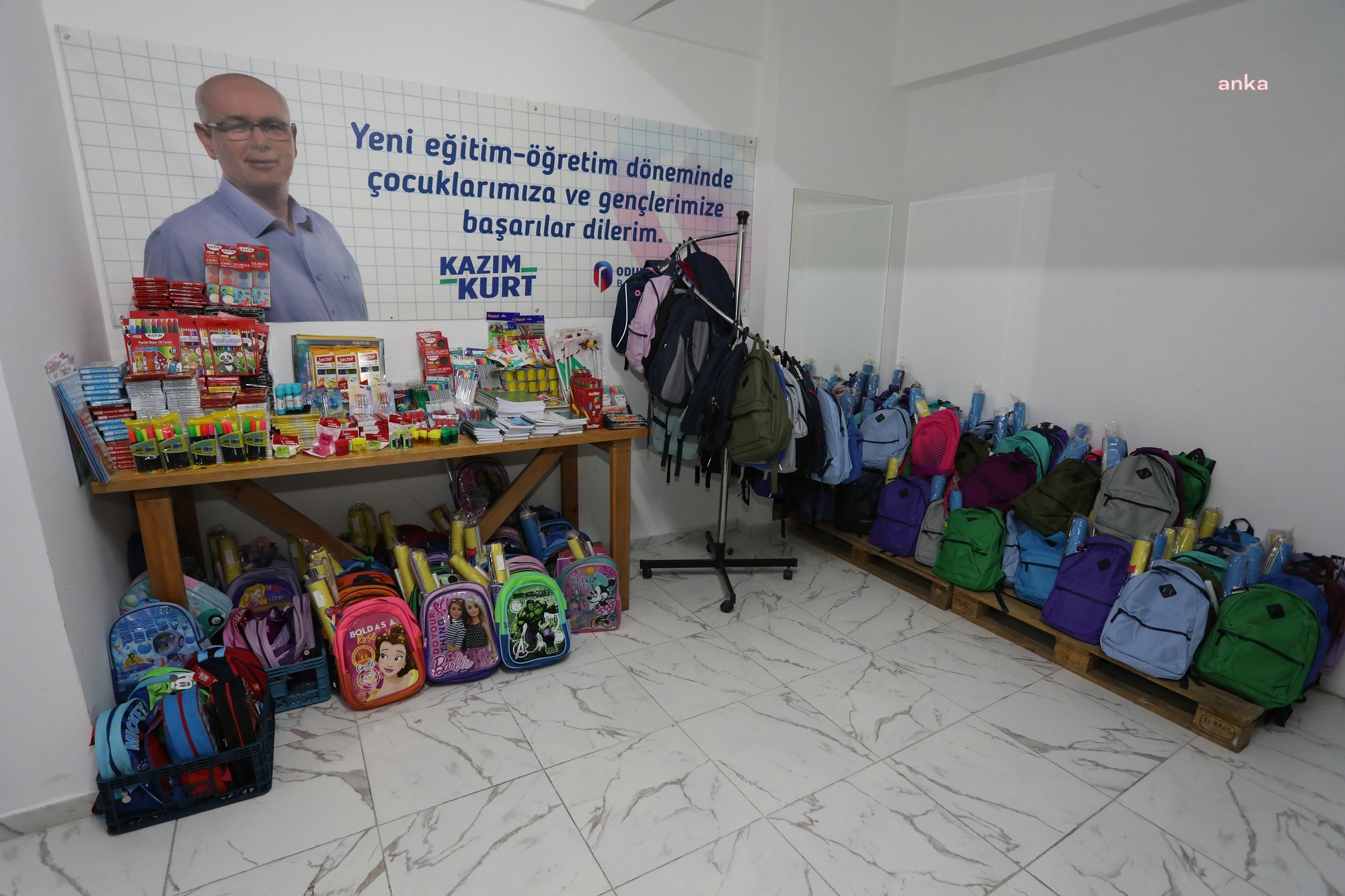 ODUNPAZARI BELEDİYESİ HALK MARKET, ÇOCUKLARA KIRTASİYE YARDIMI YAPTI