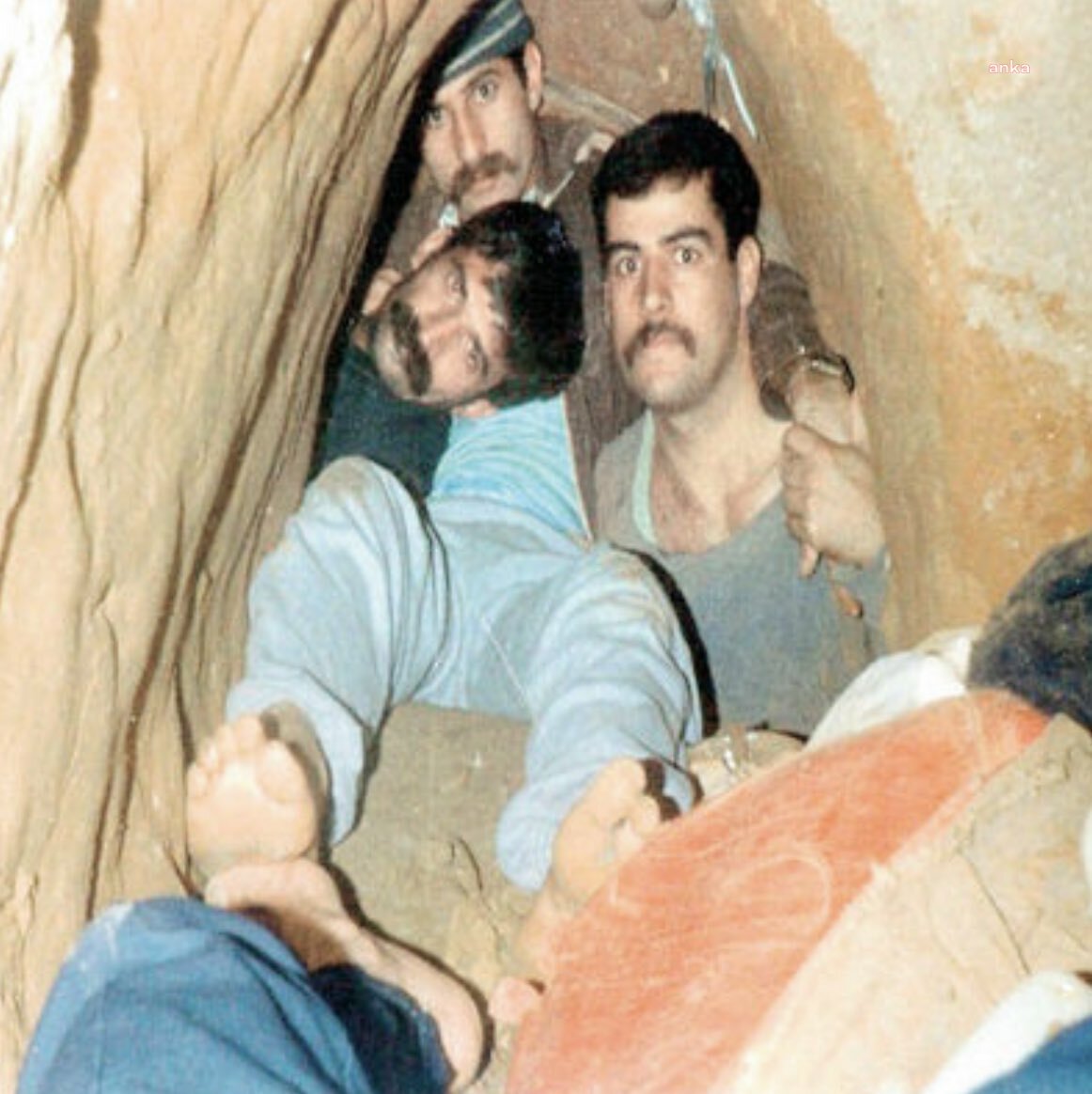 12 EYLÜL’ÜN EN UZUN FİRARI, HATIRA FOTOĞRAFI DA ÇEKTİRDİKLERİ 118 METRELİK TÜNEL KAZDILAR: "ARKADAŞIMIZ BİR ŞİŞ SOKTU; HAVA GELMEYE BAŞLADI. TAMAM DEDİK, BU İŞ BİTTİ"