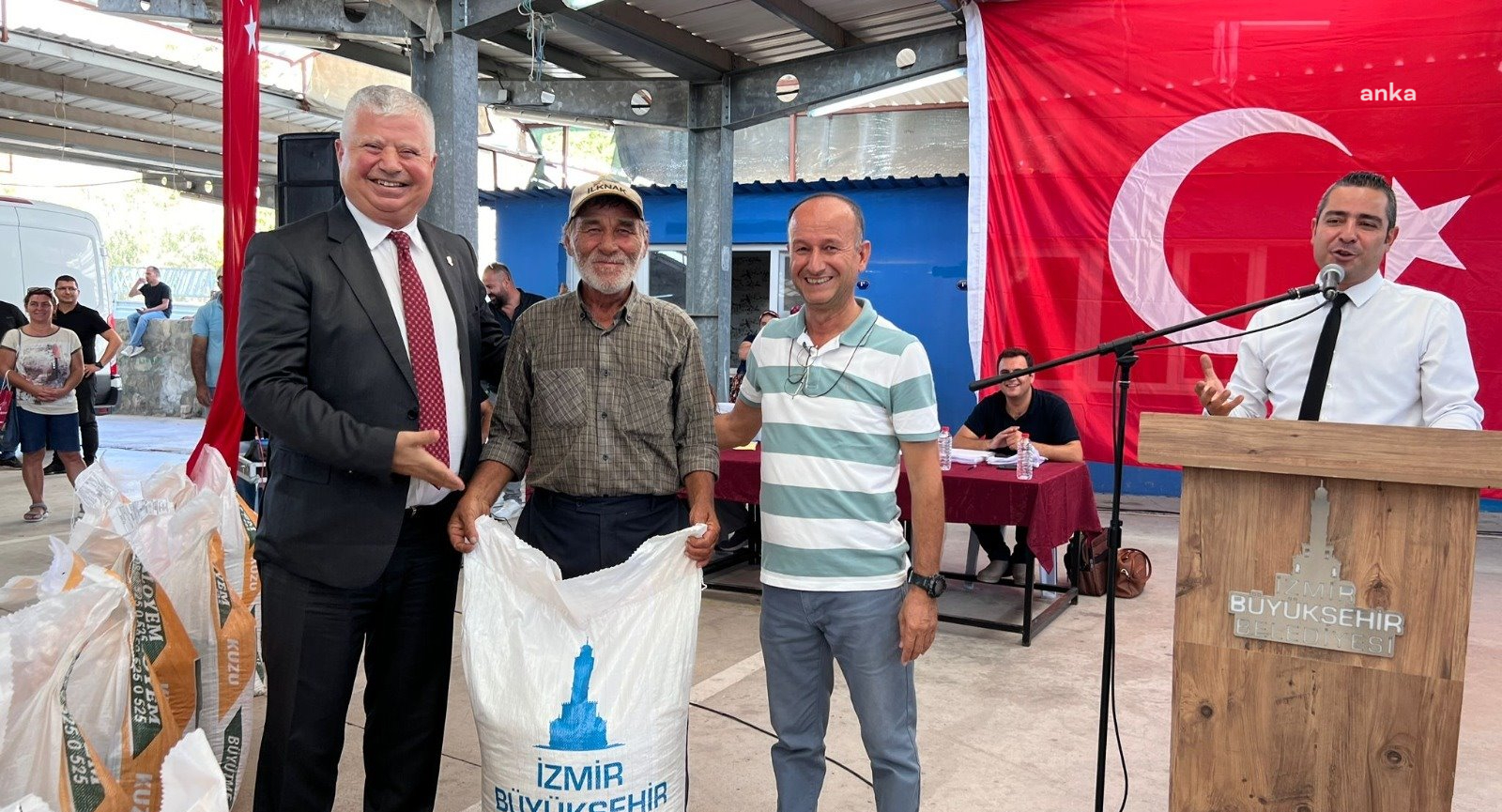 İZMİR BÜYÜKŞEHİR'DEN ÜRETİCİYE YEM DESTEĞİ