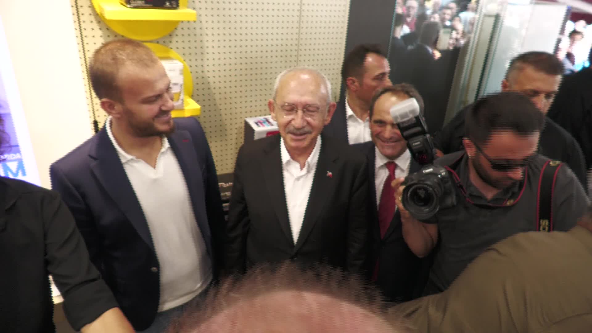 KILIÇDAROĞLU’NUN SAKARYA’DA ZİYARET ETTİĞİ ESNAF: “SİZ KAZANIRSANIZ BİZ DE KAZANMIŞ OLACAĞIZ”