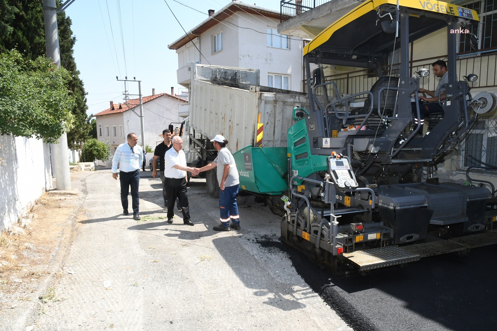 KARABAĞLAR'DA BİNLERCE TON ASFALT SERİLDİ