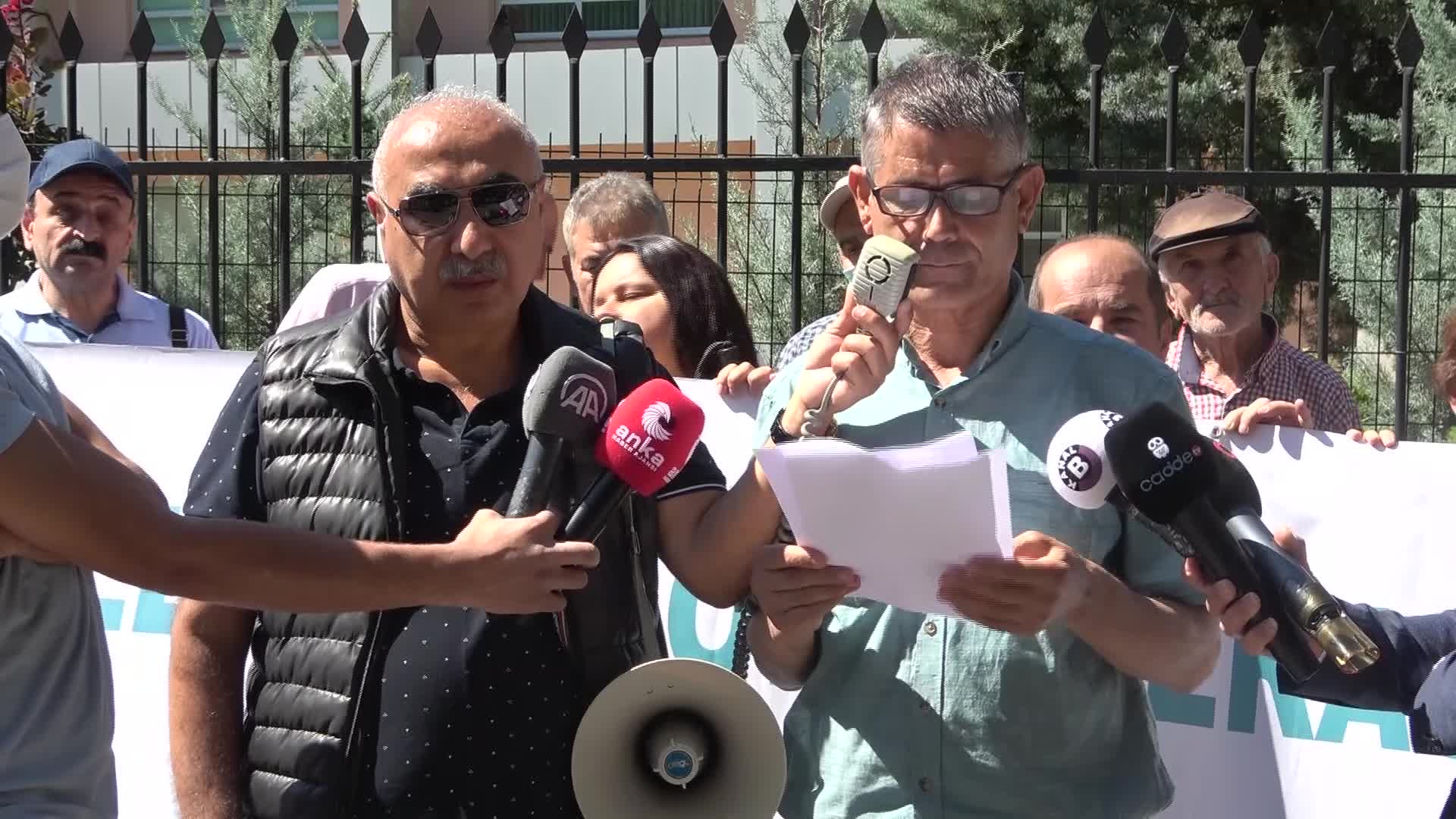 ENGELLİLERDEN MEB ÖNÜNDE “EĞİTİM HAKKI" PROTESTOSU: TEMEL BİR İNSAN HAKKININ SİSTEMATİK ŞEKİLDE İHLAL EDİLMESİ İNSANLIĞA KARŞI SUÇ İŞLEMEKTİR