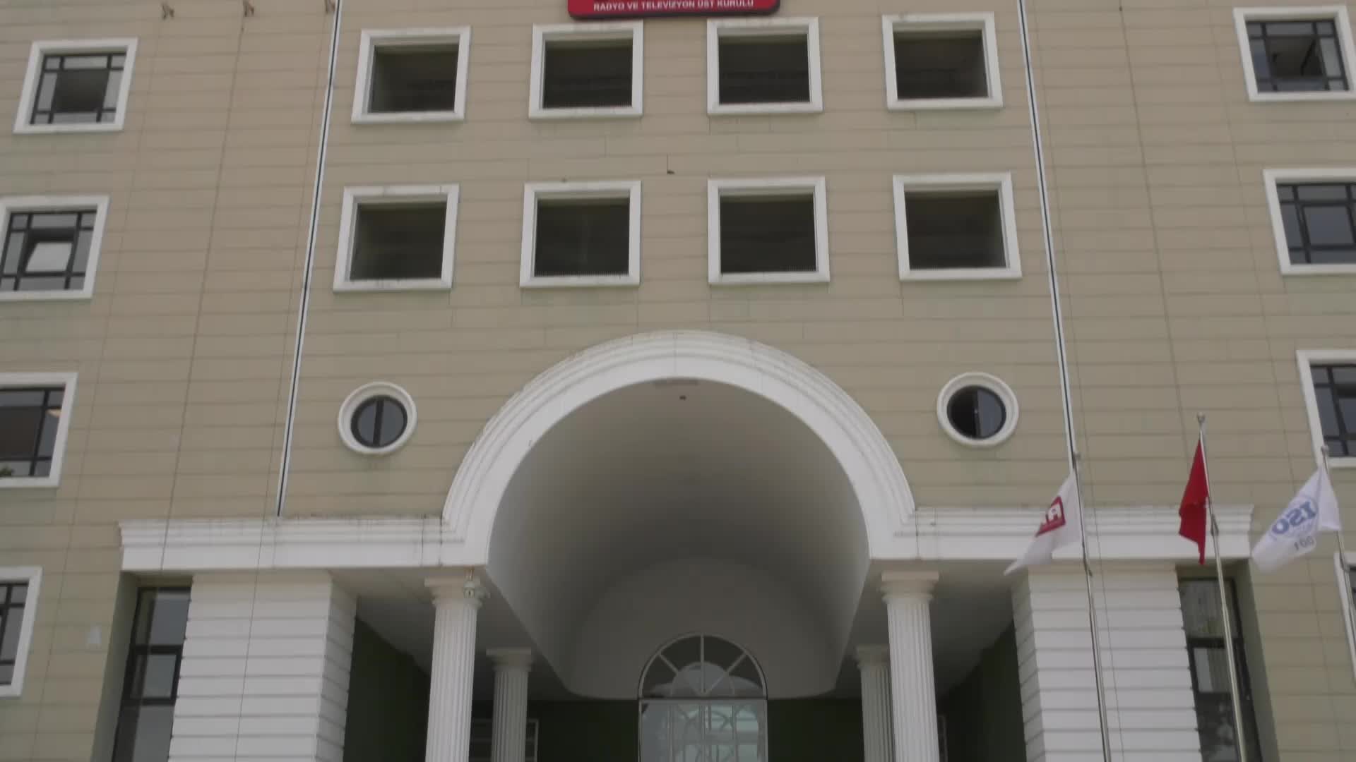 RTÜK, ALİ RIZA ARSLAN’IN OĞLUNUN NAAŞINI KUTUYLA ALMASINA İLİŞKİN DEĞERLENDİRMELERE CEZA YAĞDIRDI