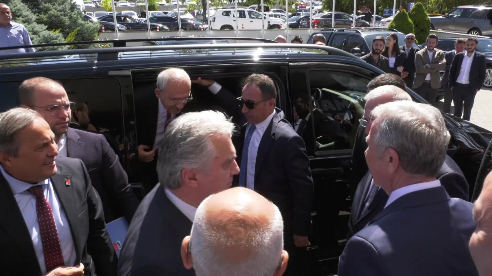 KILIÇDAROĞLU VE AKŞENER, BUZAĞILARI BESLEDİ