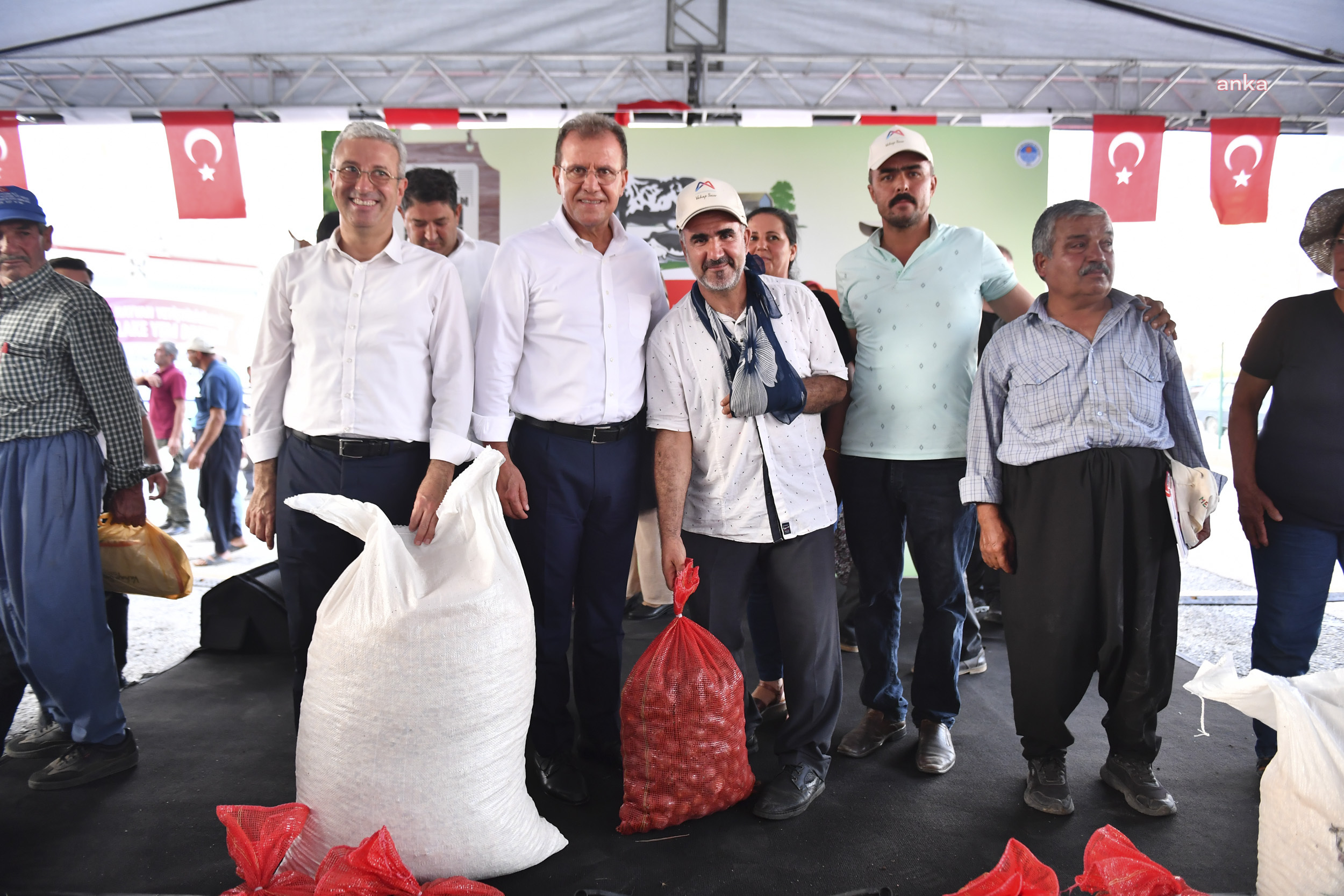 MERSİN BÜYÜKŞEHİR'DEN SİLİFKE’DEKİ 225 YETİŞTİRİCİYE TOPLAM 180 TON YEM DESTEĞİ