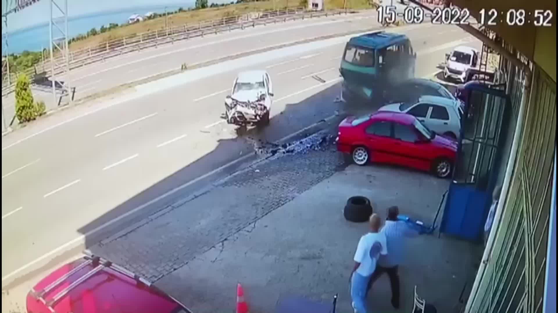 SİNOP’TA OTOMOBİL PARK HALİNDEKİ MİNİBÜSE ÇARPTI: 1 ÖLÜ
