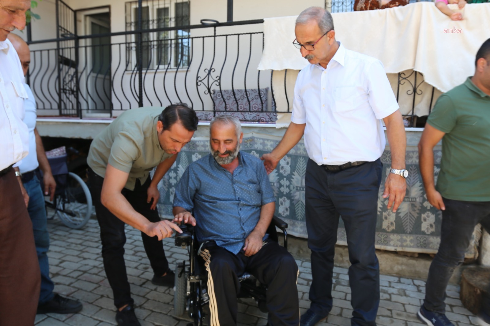BAŞKAN ATAY, BEDENSEL ENGELLİ YAFGU’YA AKÜLÜ SANDALYE HEDİYE ETTİ