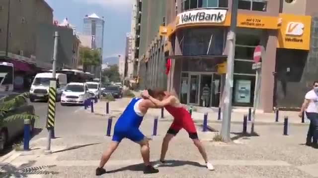 İKİ GÜREŞÇİDEN VAKIFBANK ÖNÜNDE "YERLİKAYA" PROTESTOSU