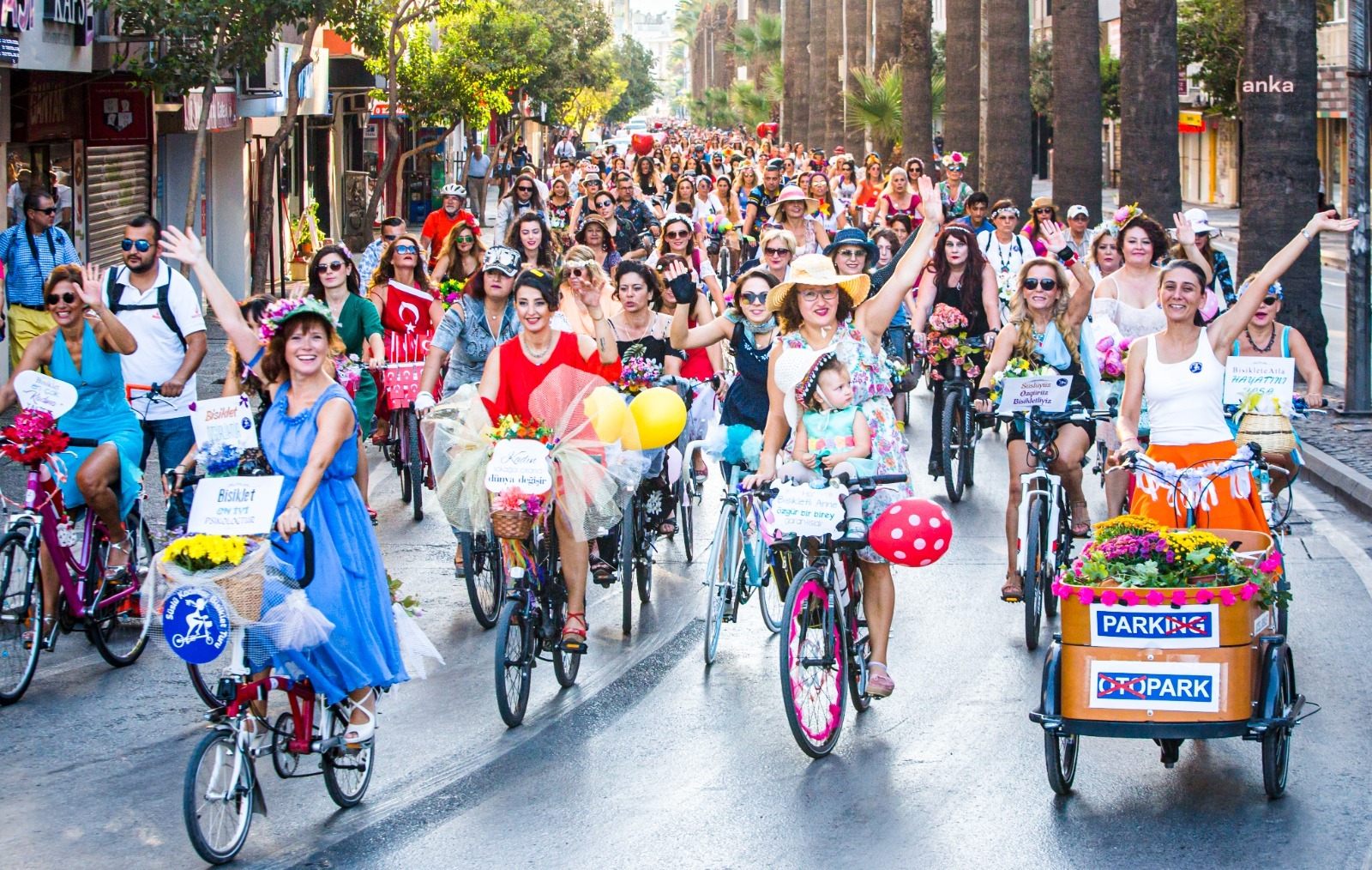SÜSLÜ KADINLAR KARŞIYAKA’DA PEDALLAYACAK