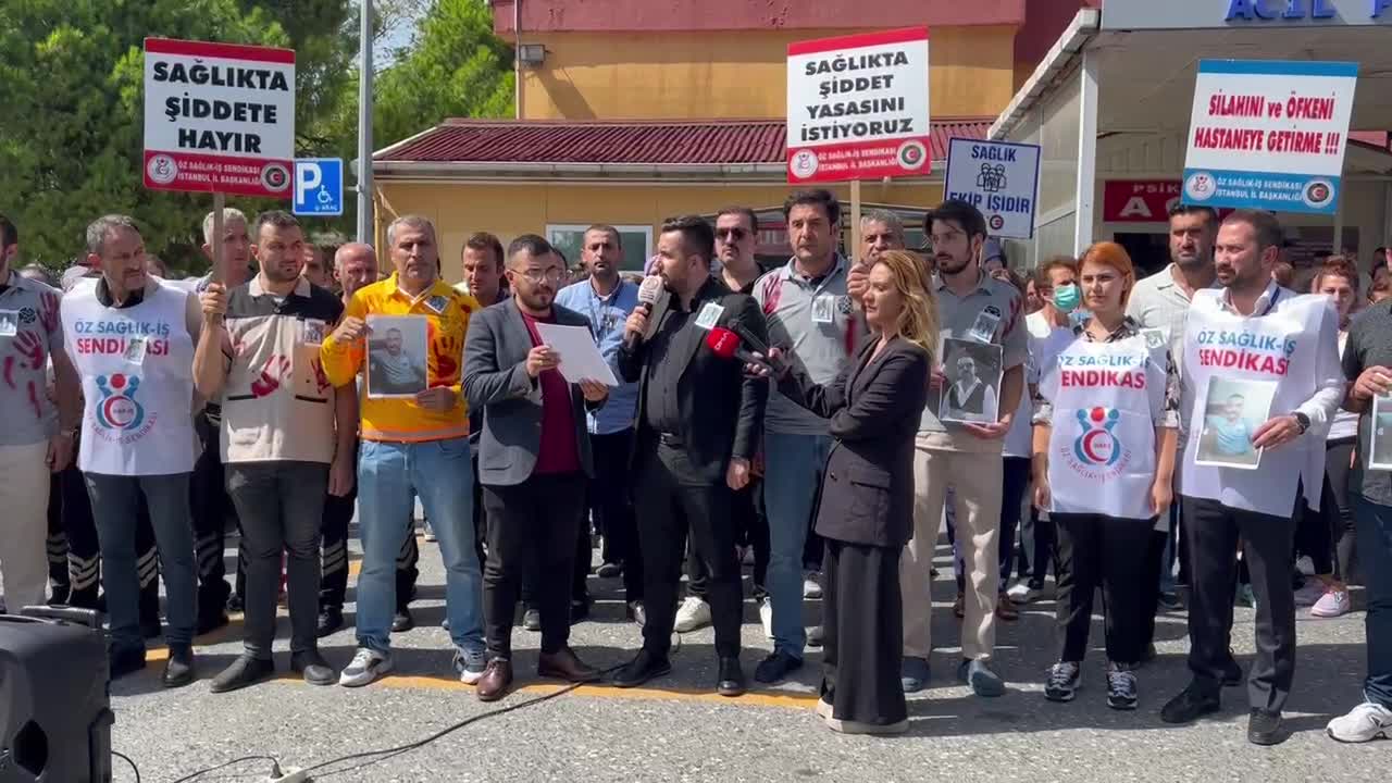 SAĞLIK ÇALIŞANLARI, SAĞLIKTA ŞİDDETİ 'KANLI ÖNLÜK' GİYEREK PROTESTO ETTİ: “ARTIK AİLELERİMİZLE, ÇOCUKLARIMIZLA HELALLEŞEREK KURUMLARIMIZA GELİYORUZ”