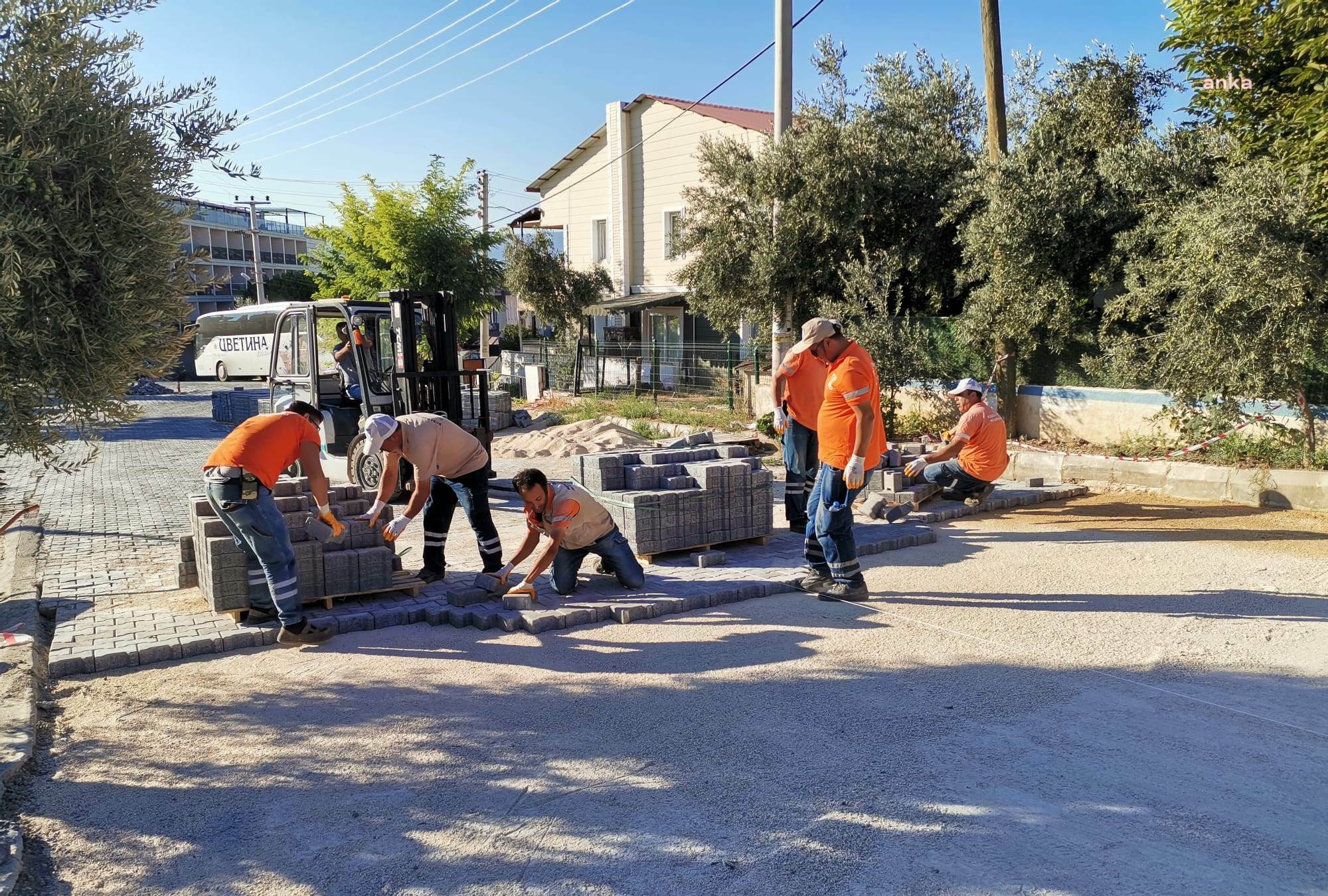 KUŞADASI BELEDİYESİ, ESKİYEN YOLLARI YENİLİYOR