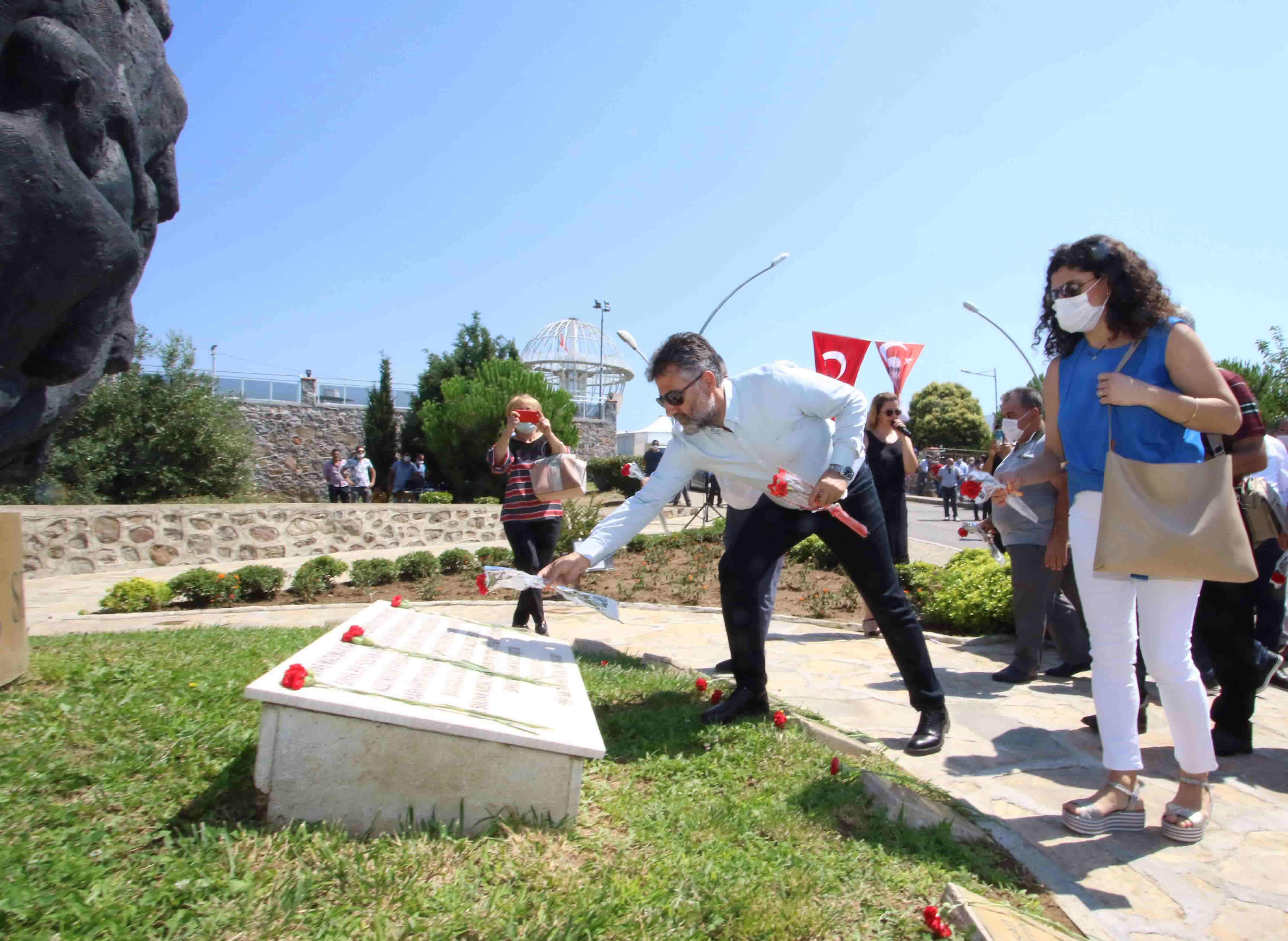 BAYRAKLI'DA SİVAS KATLİAMINDA HAYATINI KAYBEDENLER ANILDI