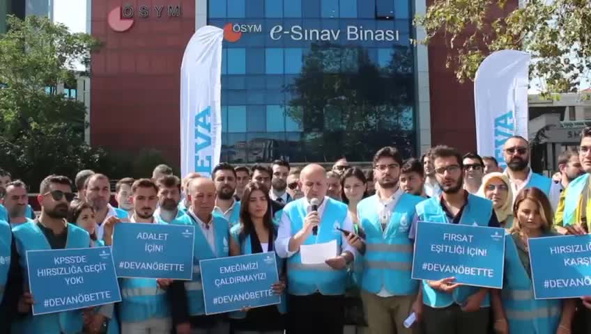 DEVA PARTİSİ İSTANBUL İL BAŞKANLIĞI, ÖSYM BİNASI ÖNÜNDE 'KPSS NÖBETİ' TUTMAYA BAŞLADI