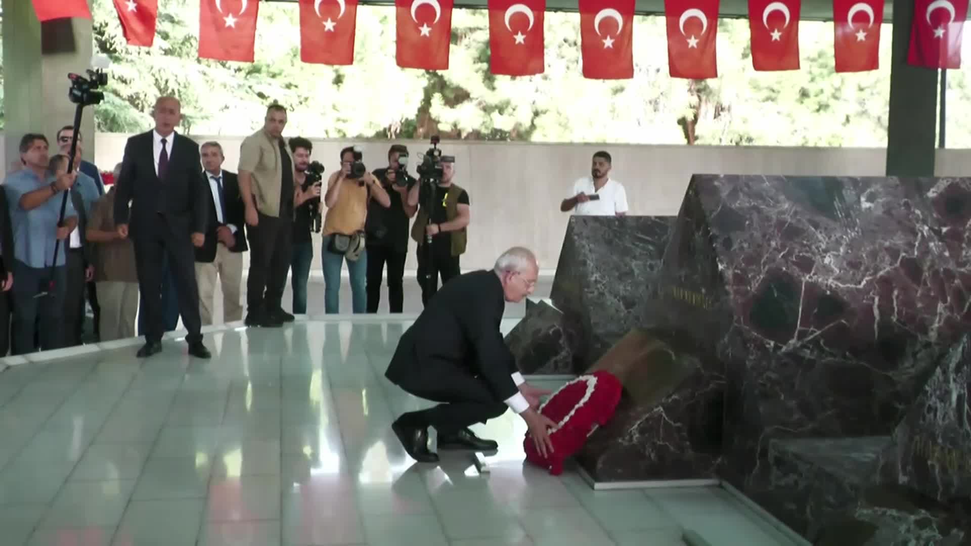 KILIÇDAROĞLU, MENDERES VE ÖZAL’IN ANIT MEZARLARINI ZİYARET ETTİ