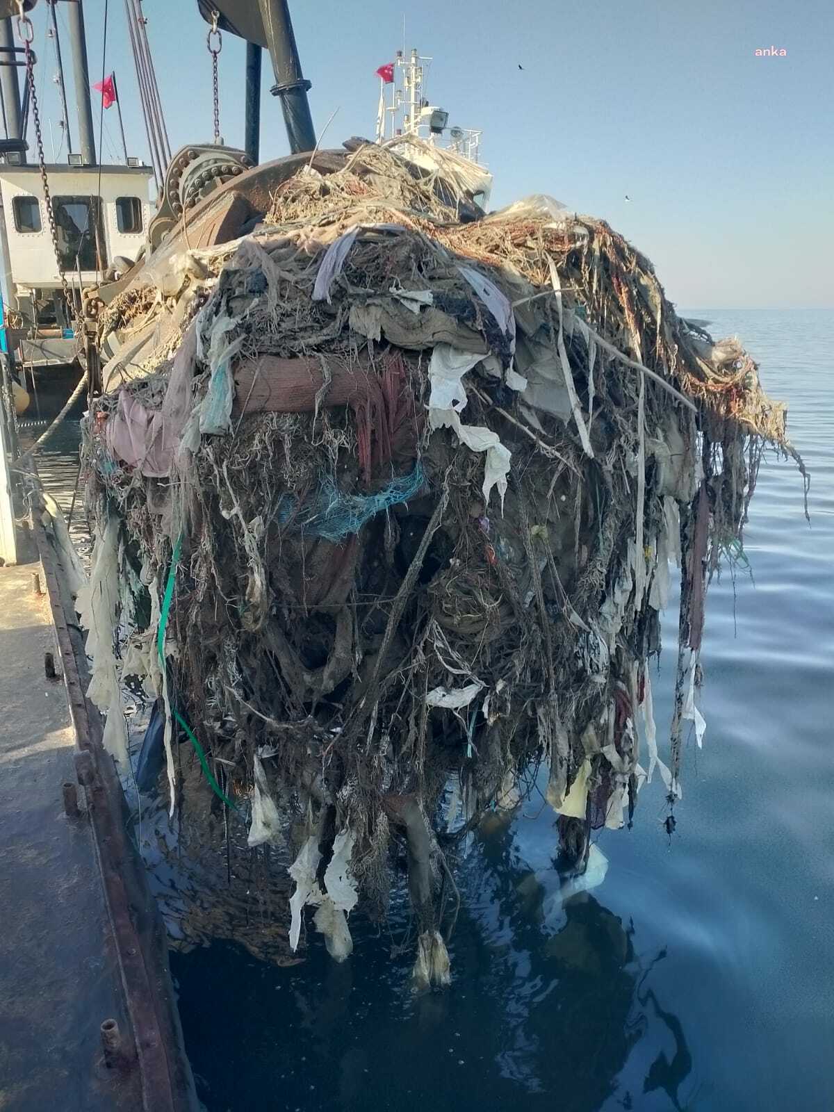 İZMİR BOSTANLI DERESİ’NDEN TONLARCA ATIK ÇIKARILDI