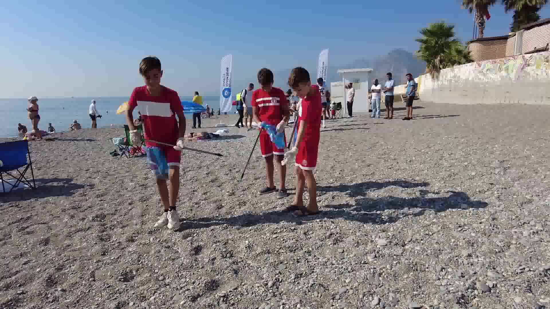 DÜNYA TEMİZLİK GÜNÜ’NDE KONYAALTI SAHİLİ TEMİZLENDİ