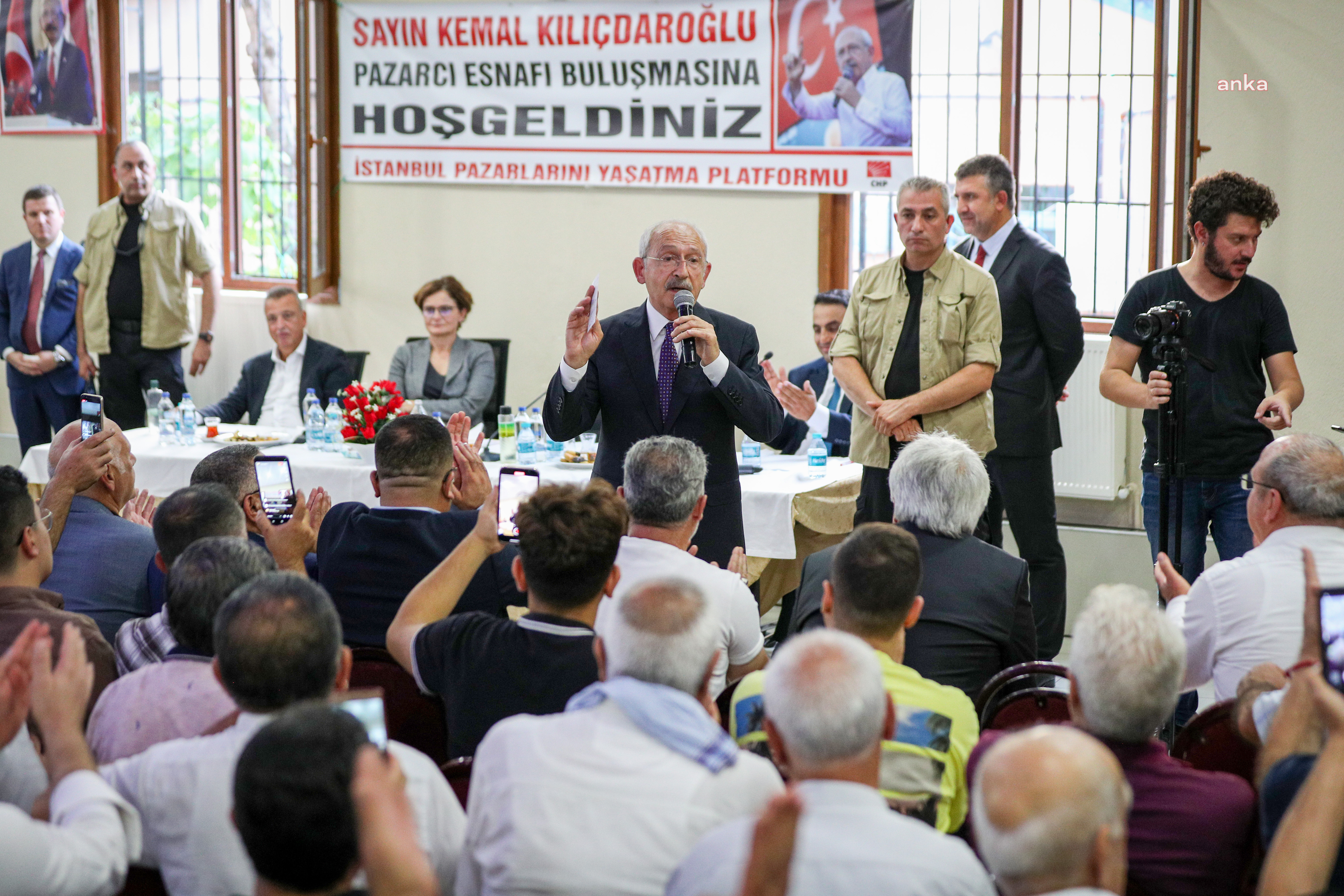 KILIÇDAROĞLU, İSTANBUL’DA PAZAR ESNAFIYLA BİR ARAYA GELDİ