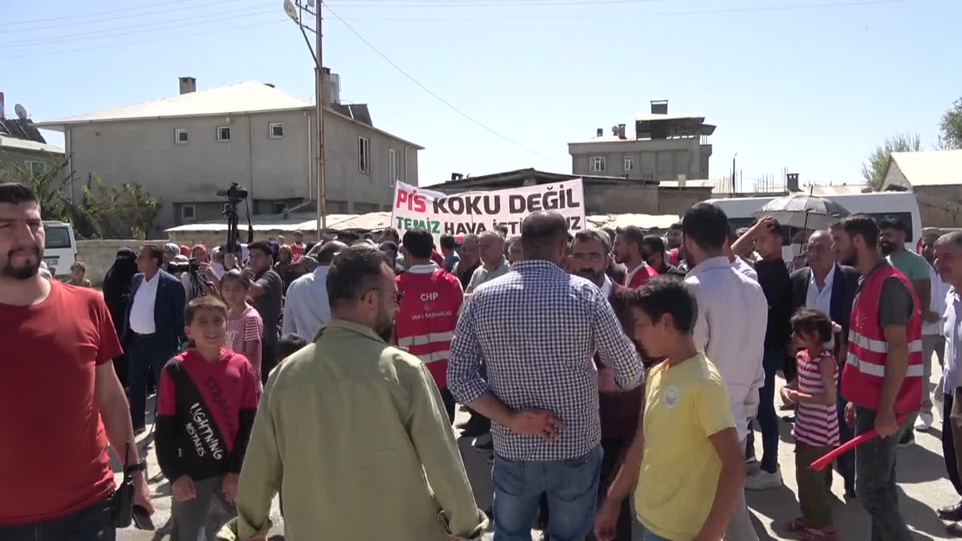 ARITMA TESİSİNDEN BIRAKILAN KANALİZASYON SUYU VAN GÖLÜ'NÜN KIYI BANDINI KAHVERENGİYE BOYADI, MAHALLELİ KOKUDAN DURAMIYOR