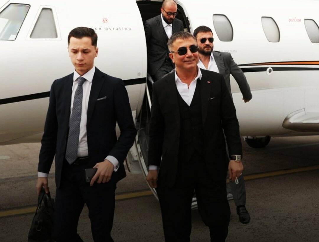 SEDAT PEKER’İN ARNAVUTLUK'TA YAKALANAN BASIN DANIŞMANI EMRE OLUR İSTANBUL’A GETİRİLDİ