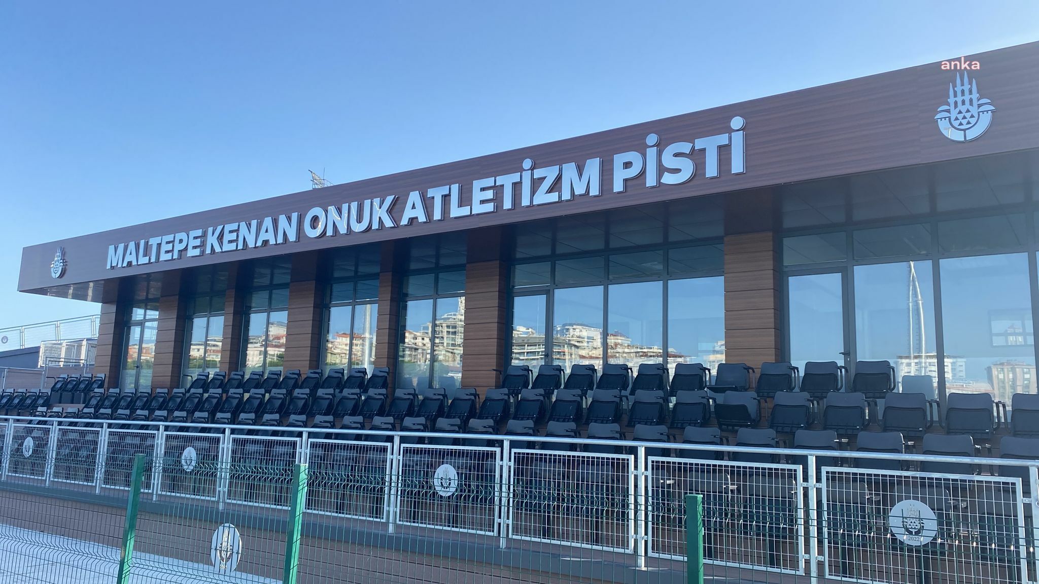 SPOR YAZARI VE SUNUCUSU KENAN ONUK’UN ADI ATLETİZM PİSTİNE VERİLDİ