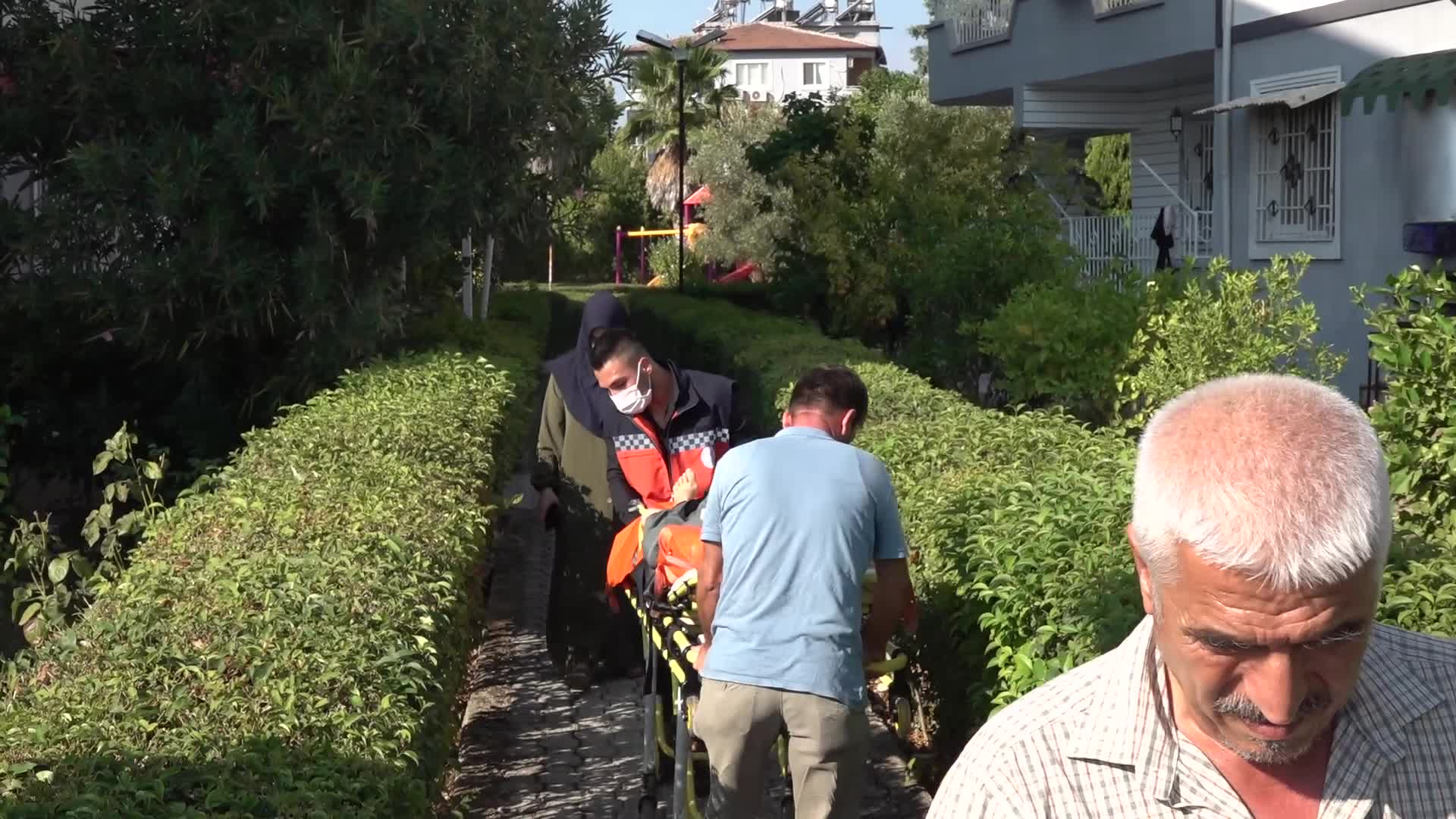 HATAY BÜYÜKŞEHİR BELEDİYESİ EKİPLERİ KPSS’YE SEDYEYLE TAŞIDI
