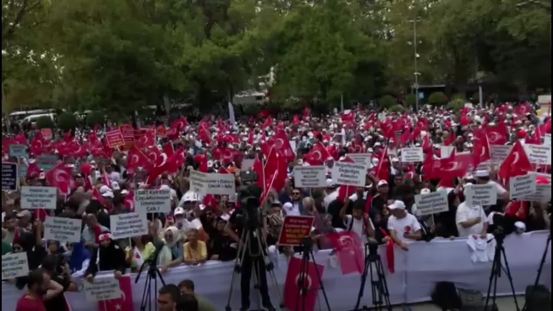 BAKAN NEBATİ: ÇALIŞANLARA ELEKTRİK, DOĞAL GAZ VE ISINMA İÇİN ÖDENECEK BİN TL'Yİ AŞMAYAN TUTURLARDAN VERGİ ALMAYACAĞIZ