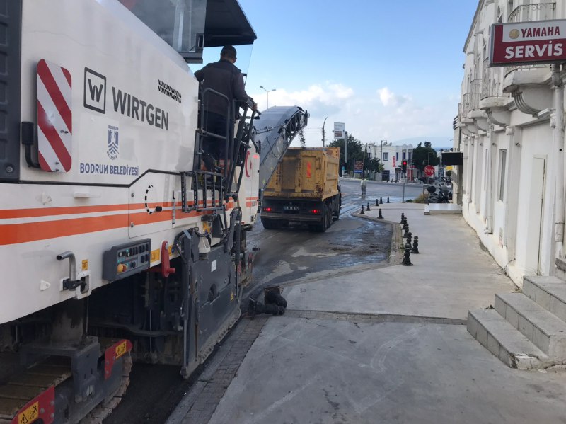 BODRUM'DA BOZULAN YOLLAR ASFALT KAZIMA MAKİNESİ İLE DÜZELTİLİYOR