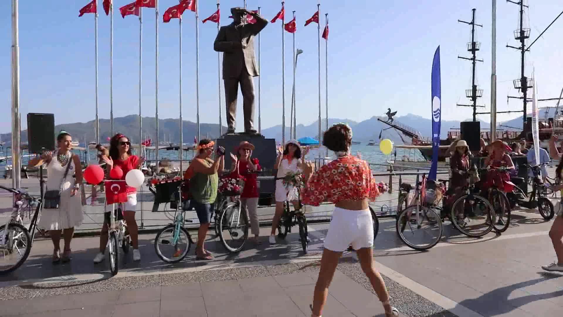 SÜSLÜ KADINLAR, MARMARİS’TE PEDAL ÇEVİRDİ