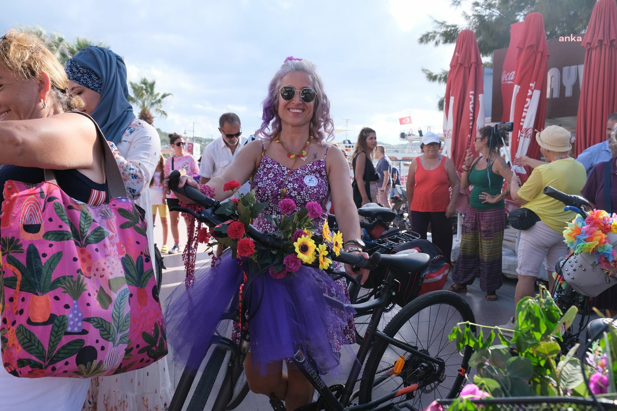 SÜSLÜ KADINLAR, AYVALIK’TA PEDAL ÇEVİRDİ