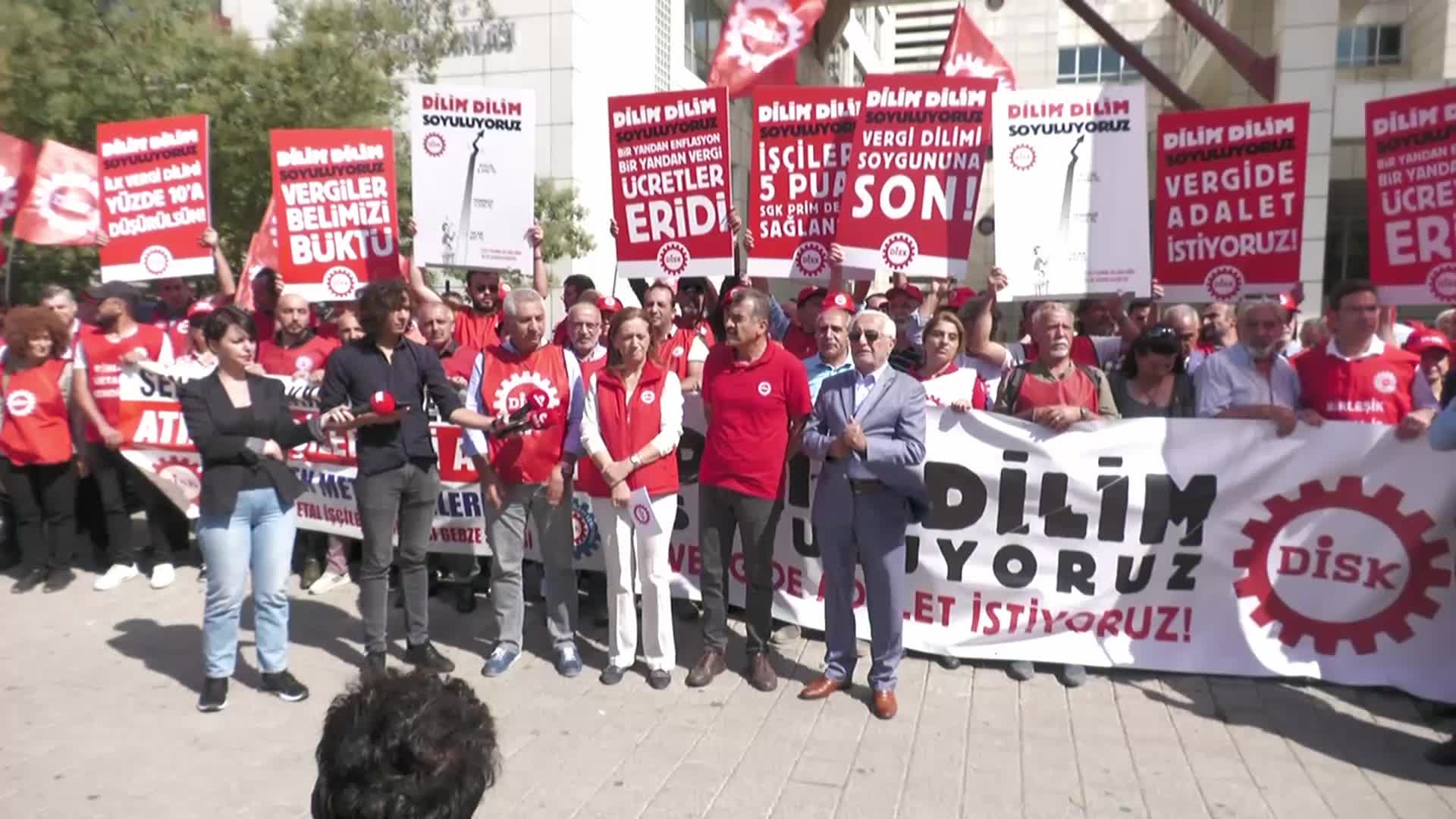 DİSK’TEN VERGİ DAİRESİ BAŞKANLIĞI ÖNÜNDE EYLEM… ARZU ÇERKEZOĞLU: “HOLDİNGLERİN VERGİLERİ BİR GECE YARISI SIFIRLANIRKEN İŞÇİNİN SIRTINDAKİ VERGİ YÜKÜ BÜYÜYOR”