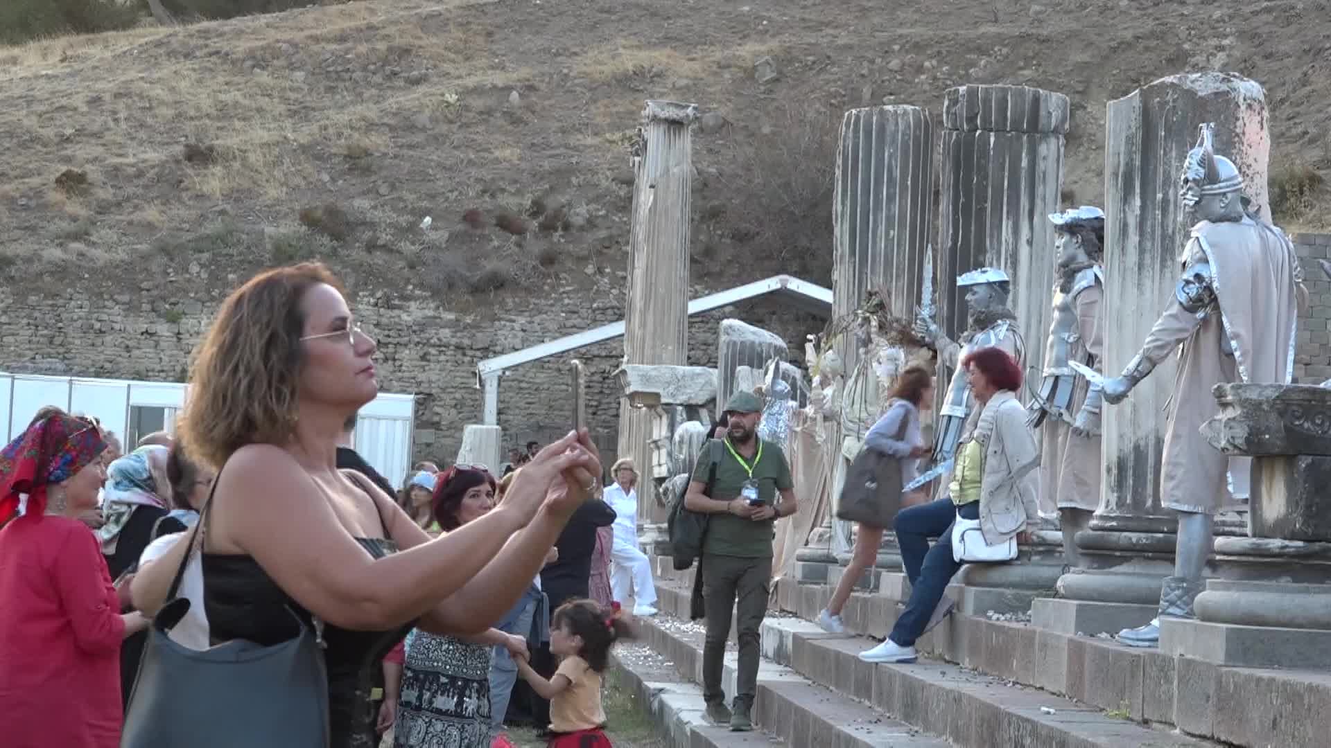 BERGAMA'DAKİ TARİHİ GECEDE BAŞKAN SOYER'DEN ÇAĞRI: “SUNAĞIMIZI GERİ İSTİYORUZ”