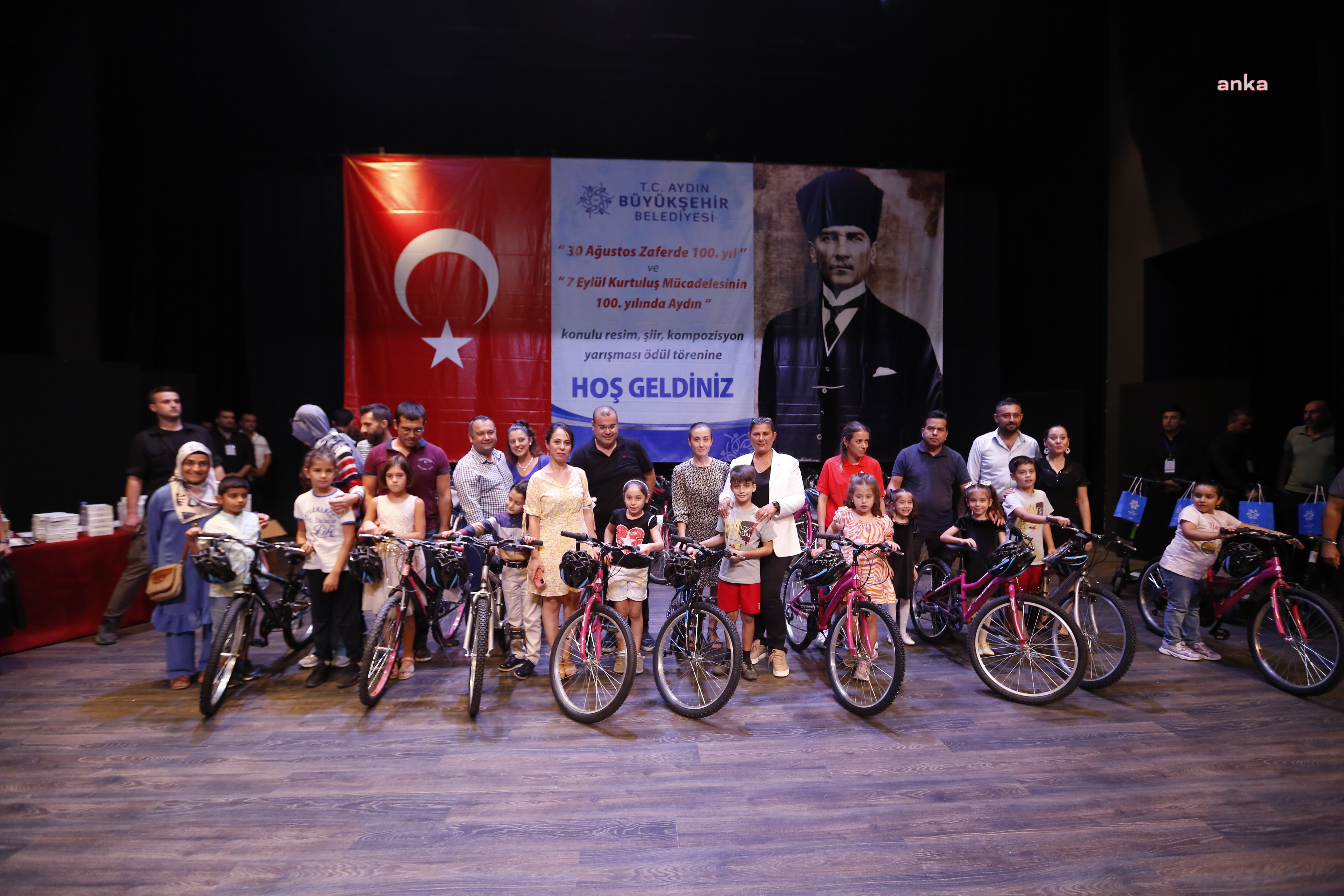 AYDINLI ÇOCUKLAR, ÖDÜLLERİNİ BÜYÜKŞEHİR BELEDİYE BAŞKANI ÇERÇİOĞLU’NDAN ALDI