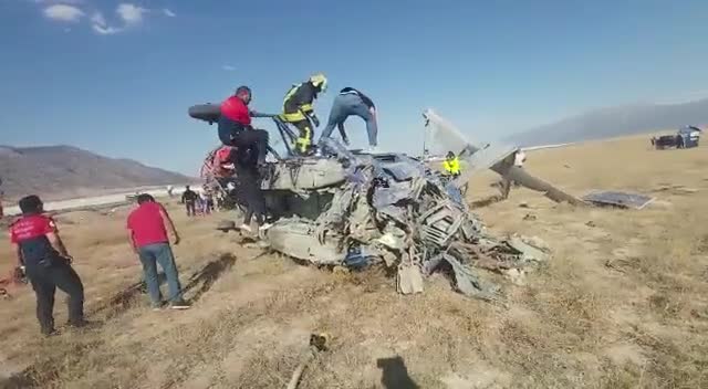 DENİZLİ ÇARDAK’TA HELİKOPTER DÜŞTÜ. İÇİŞLERİ BAKANLIĞI: 2 KİŞİ HAYATINI KAYBETTİ, 5 MÜRETTEBAT YARALI