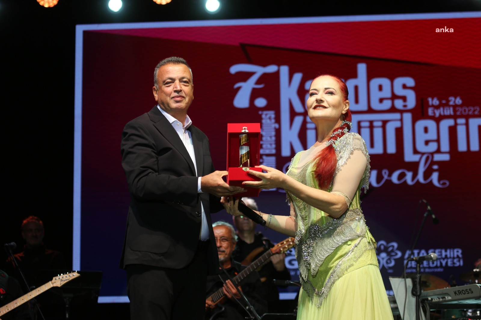 CANDAN ERÇETİN 7. KARDEŞ KÜLTÜRLERİN FESTİVALİ’NDE HAYRANLARIYLA BULUŞTU