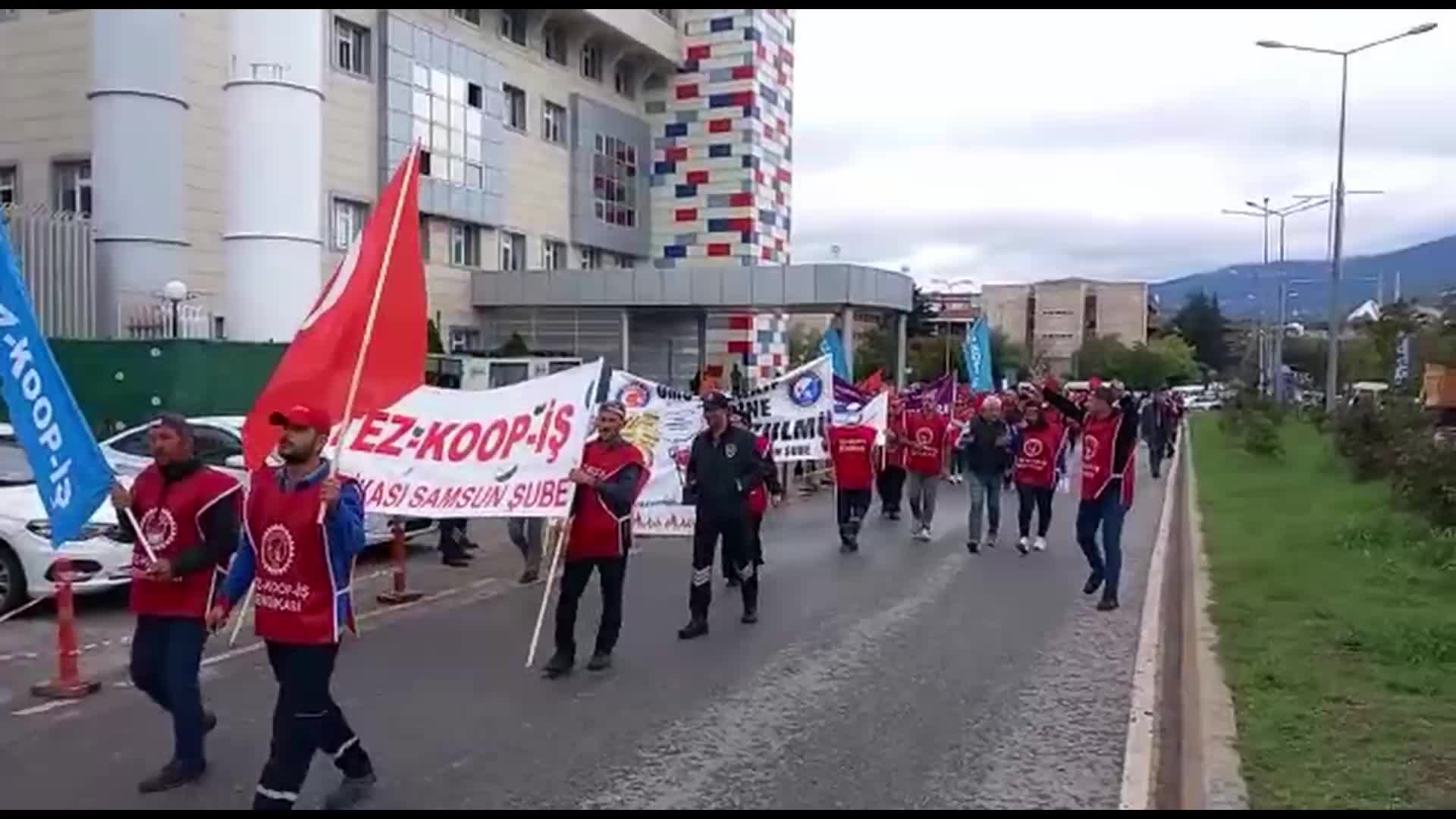 ONDOKUZ MAYIS ÜNİVERSİTESİNDE ÇALIŞAN İŞÇİLERDEN GÖZLERİ BAĞLI EYLEM