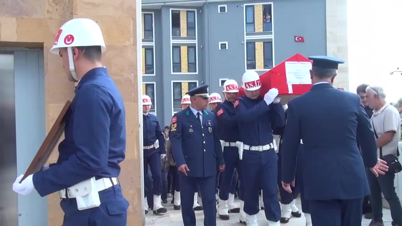 ŞEHİT UZMAN ONBAŞI MUHAMMED KARAÇAM SON YOLCULUĞUNA UĞURLANDI