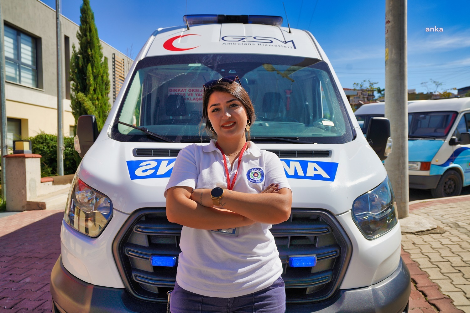 GAZİEMİR’İN İLK KADIN AMBULANS ŞOFÖRÜ, AYDA 200 HASTAYI TAŞIYOR
