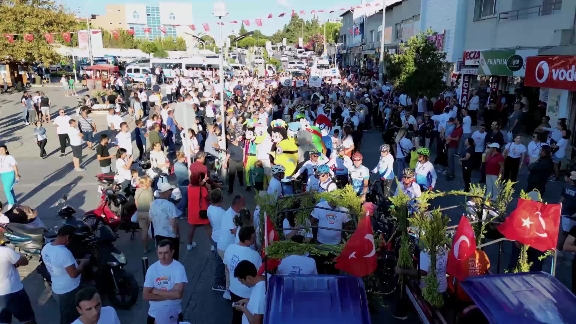ÇEŞME MÜZİK FESTİVALİ "BALKAN GÜNLERİ" TEMASIYLA BAŞLADI... EKREM ORAN: "BALKANLAR BİZİM AİLEMİZ"