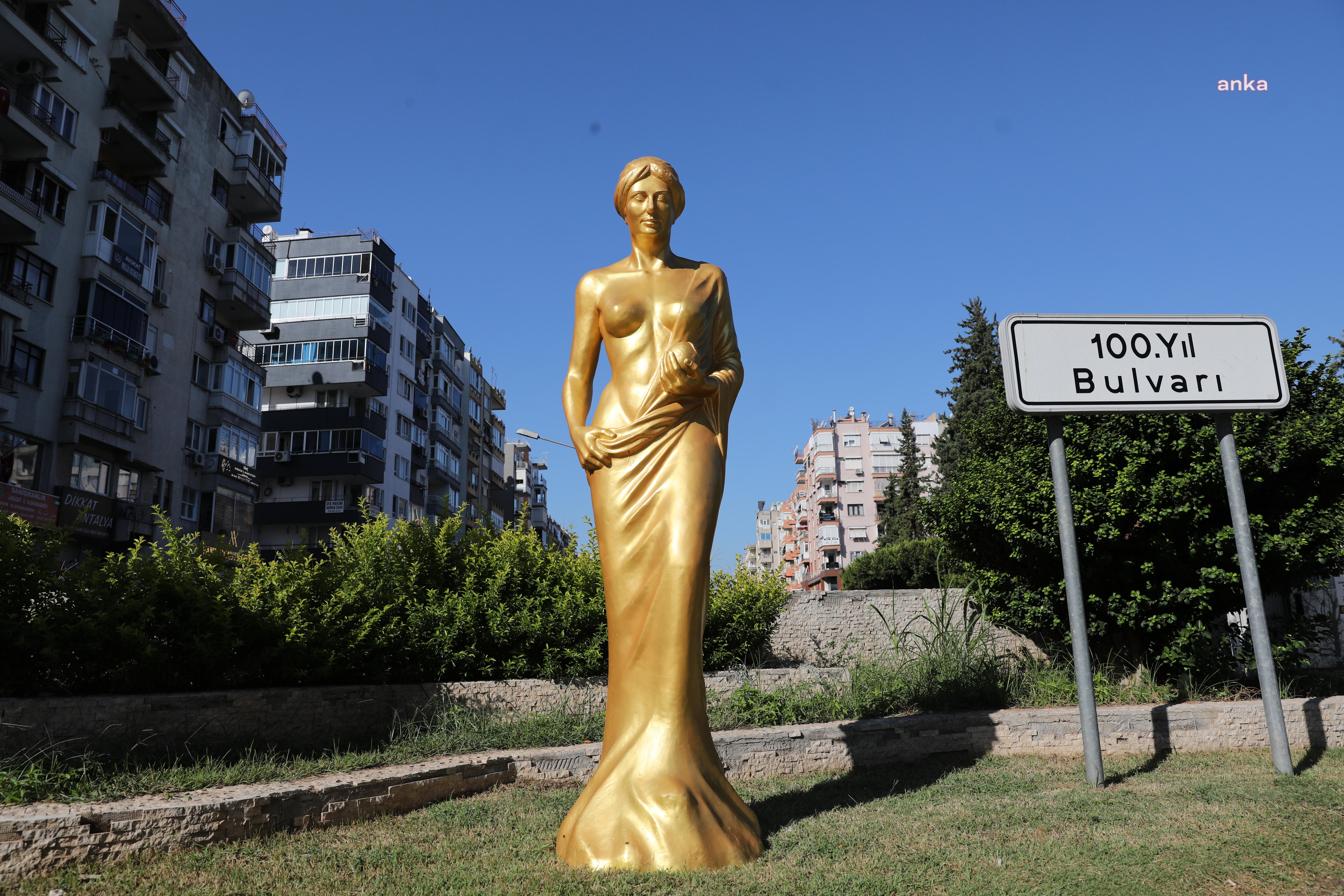ALTIN PORTAKAL’IN HABERCİSİ VENÜS HEYKELLERİ CADDELERDE YERİNİ ALDI
