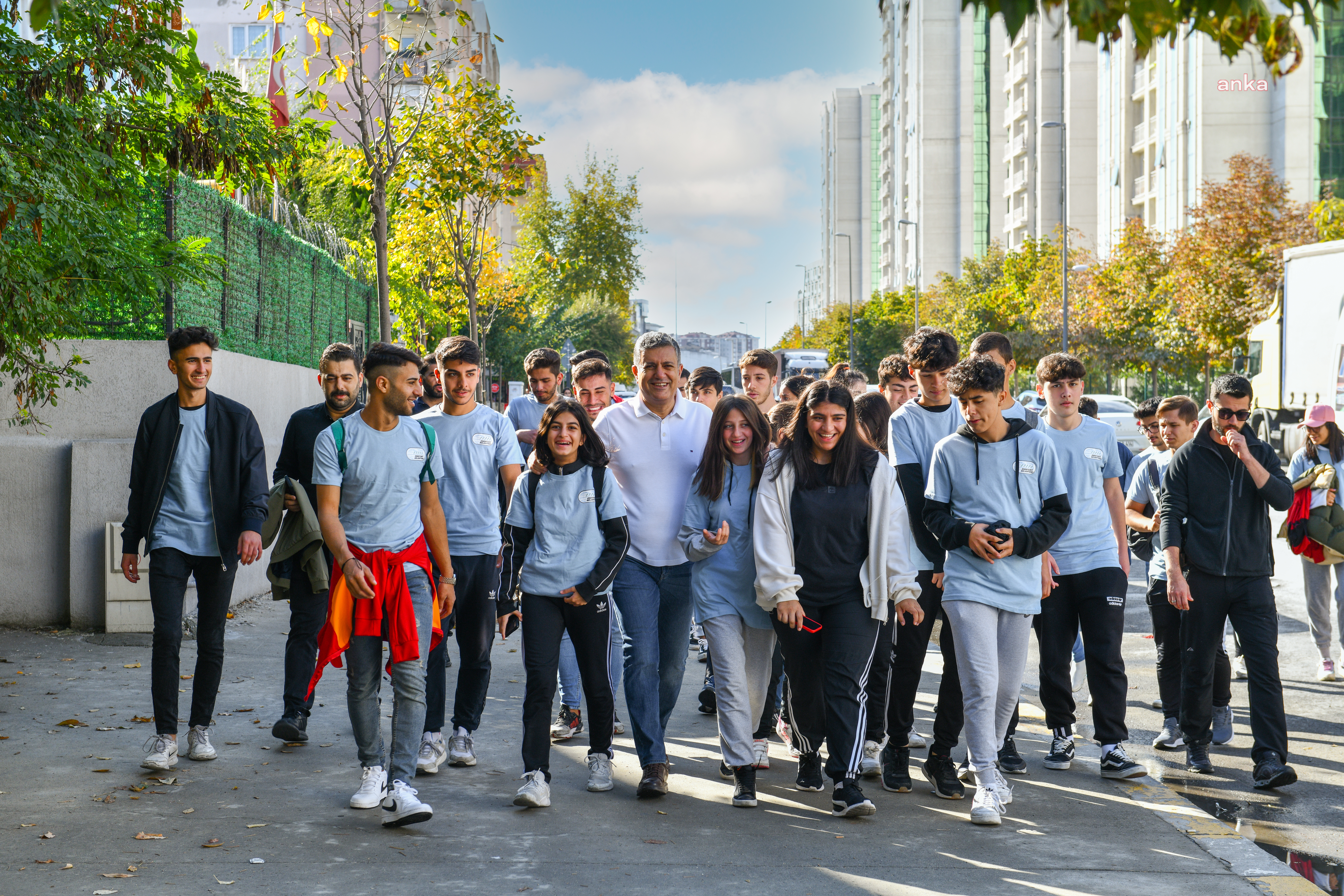 ESENYURT BELEDİYE BAŞKANI BOZKURT'TAN GENÇLERLE FARKINDALIK YÜRÜYÜŞÜ