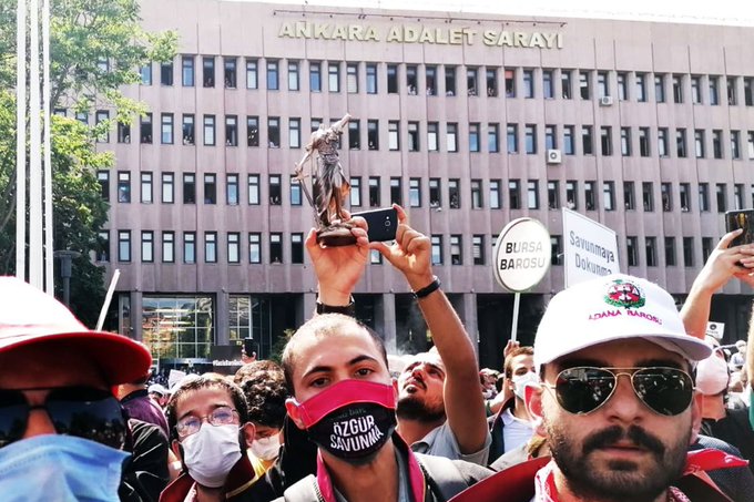 AVUKATLARA POLİS MÜDAHALESİNDE 'THEMİS HEYKELİ'NİN BAŞI KOPTU