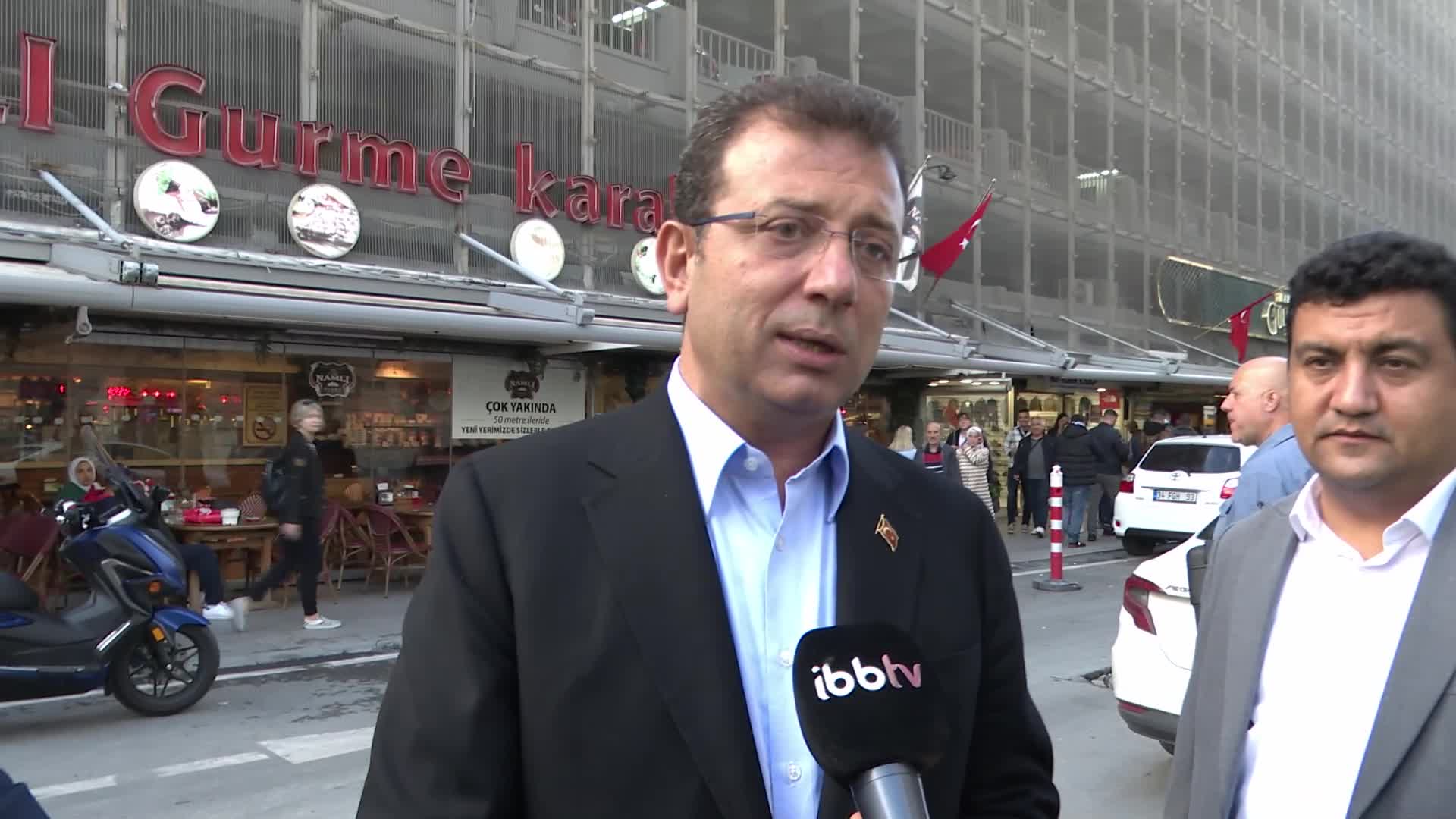 İMAMOĞLU: KARAKÖY’DEKİ OTOPARKIN DEPREM ANALİZİNİ YAPTIRDIĞIMIZDA, SIKINTILI BİR YAPI OLDUĞUNU TESPİT ETTİK. GÖRDÜĞÜNÜZ OTOPARKI YERİN ALTINA ALIYORUZ VE BURADA MEYDANI ŞEHRİMİZE HEDİYE EDİYORUZ