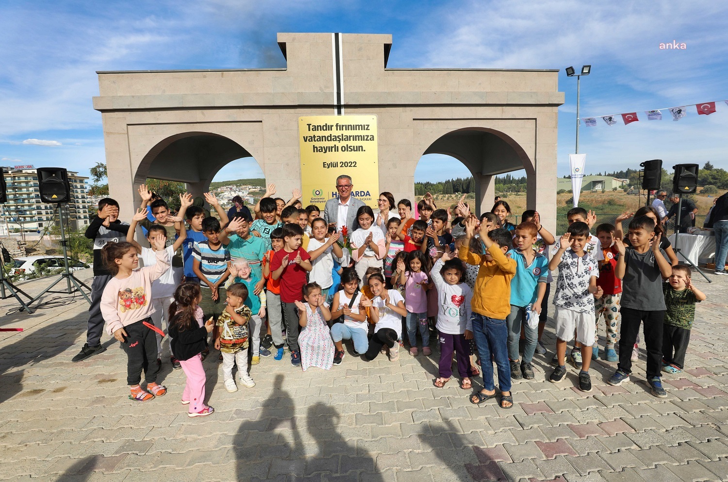 GAZİEMİR BELEDİYESİ’NDEN MAHALLELİYE “TANDIR FIRINI” HİZMETİ