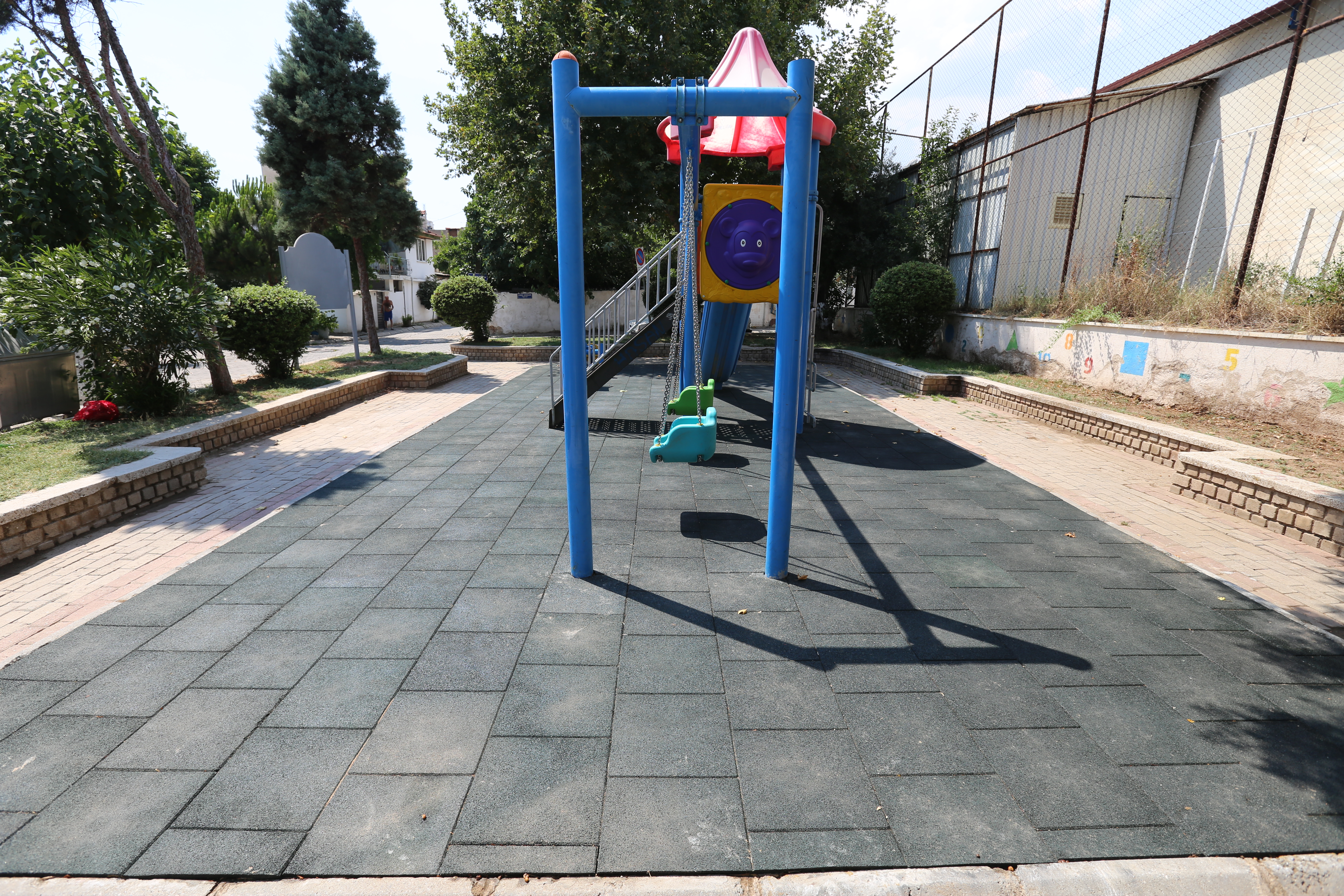 EFELER’DE TÜM PARKLAR KAUÇUK ZEMİNLE KAPLANIYOR
